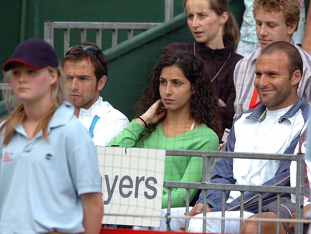 Francesca 'Xisca' Perello regarde Rafael Nadal jouer dans un match d'exhibition contre son compatriote Carlos Moya au Fortis Tennis Classic au Hurlingham Club de l'ouest de Londres alors qu'ils se préparent pour les championnats de Wimbledon, le 22 juin 2007 Madrid. І Source : Getty Images