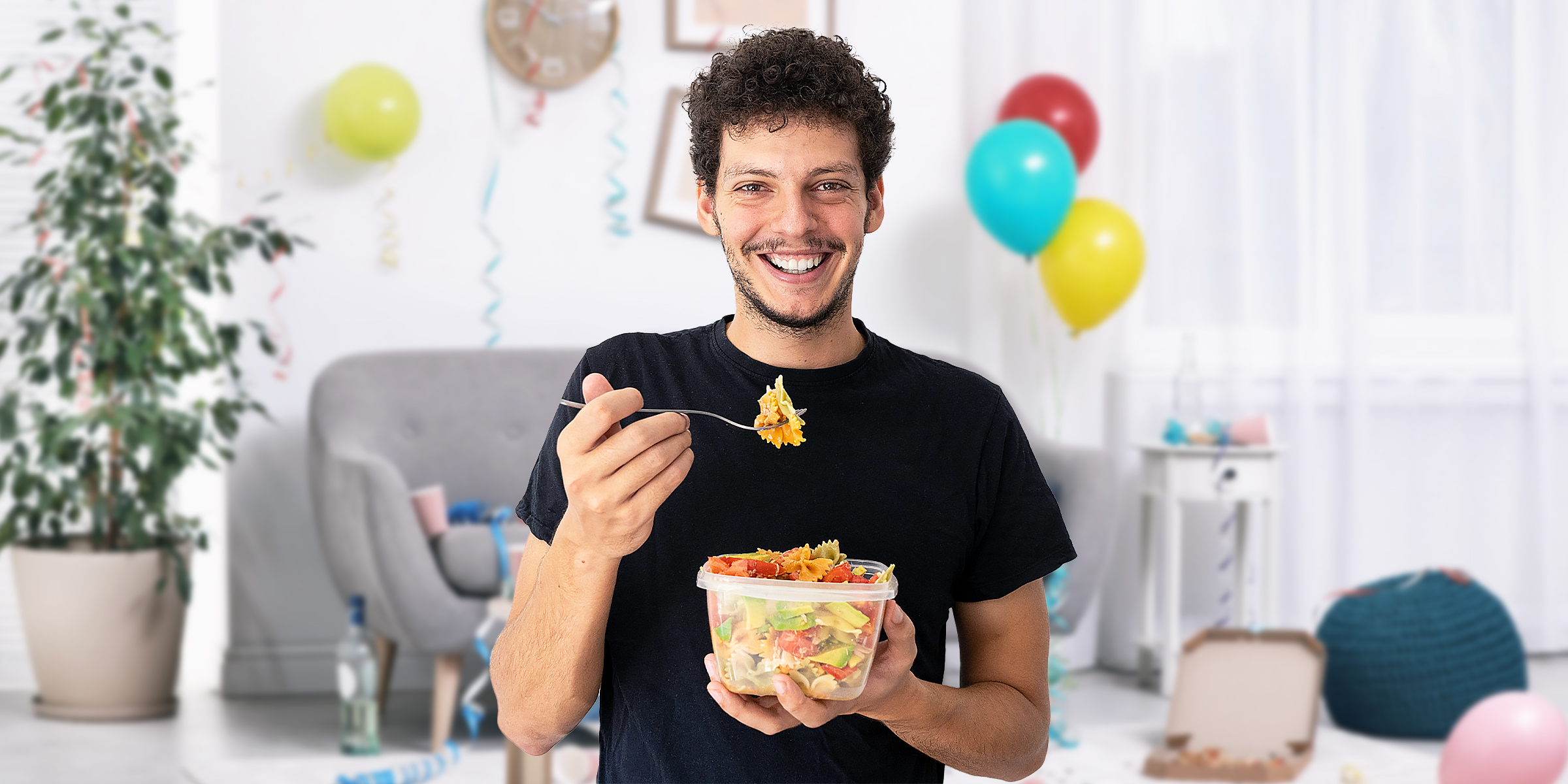 Un homme mangeant dans un Tupperware | Source : Shutterstock