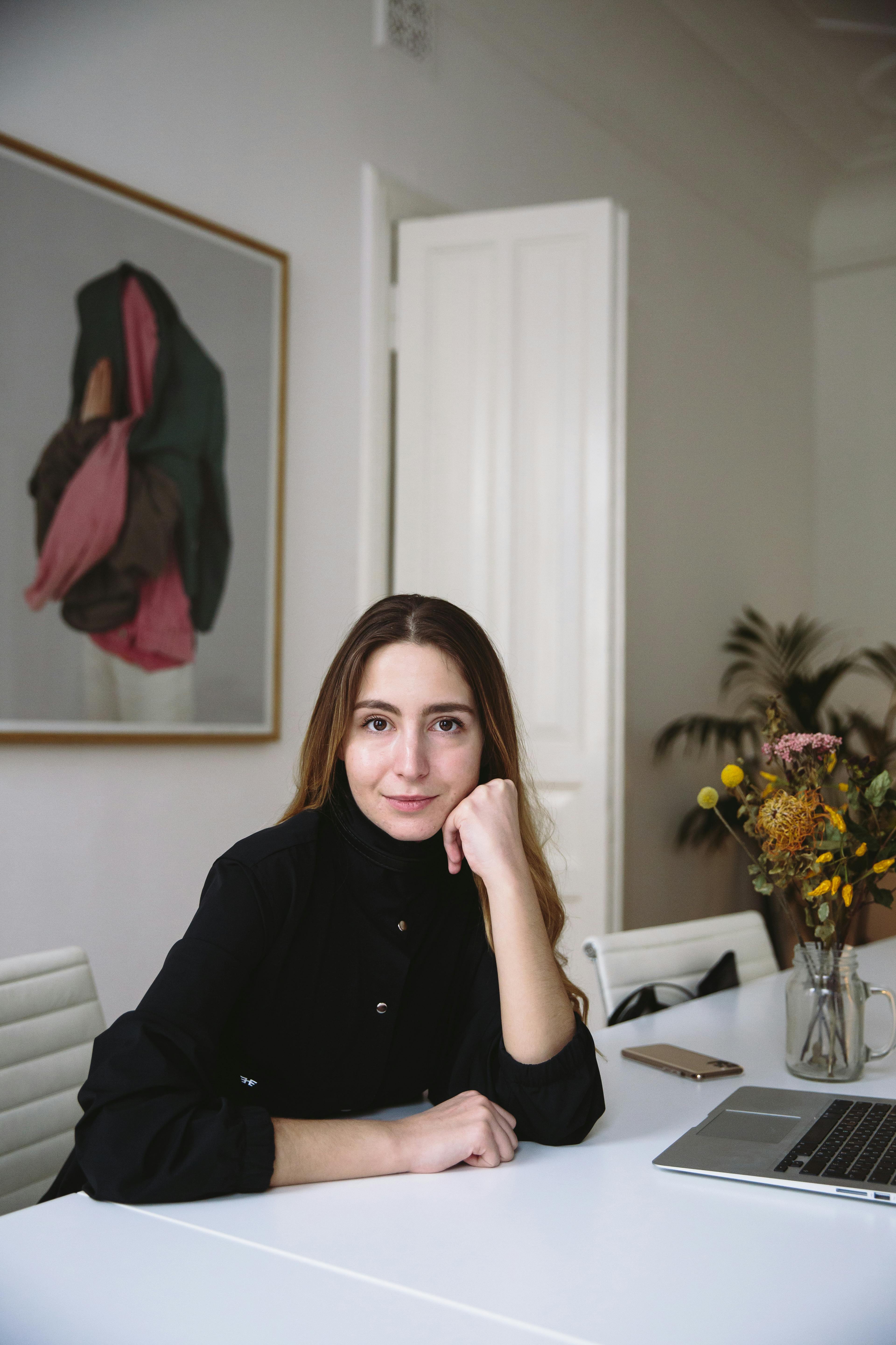 Femme dans un bureau | Source : Pexels