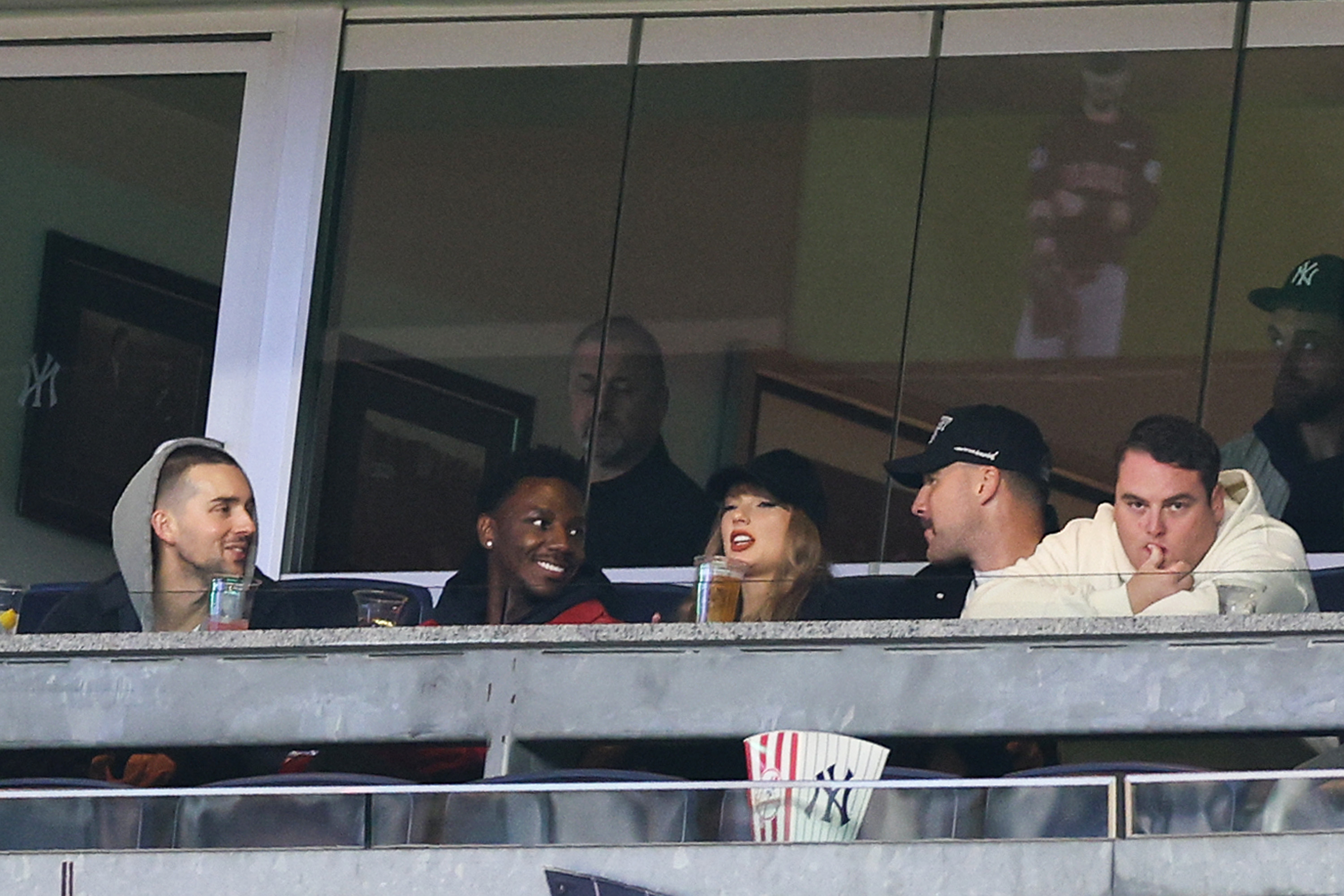 Jerrod Carmichael, Taylor Swift et Travis Kelce assistent au premier match des American League Championship Series au Yankee Stadium, le 14 octobre 2024, à New York | Source : Getty Images