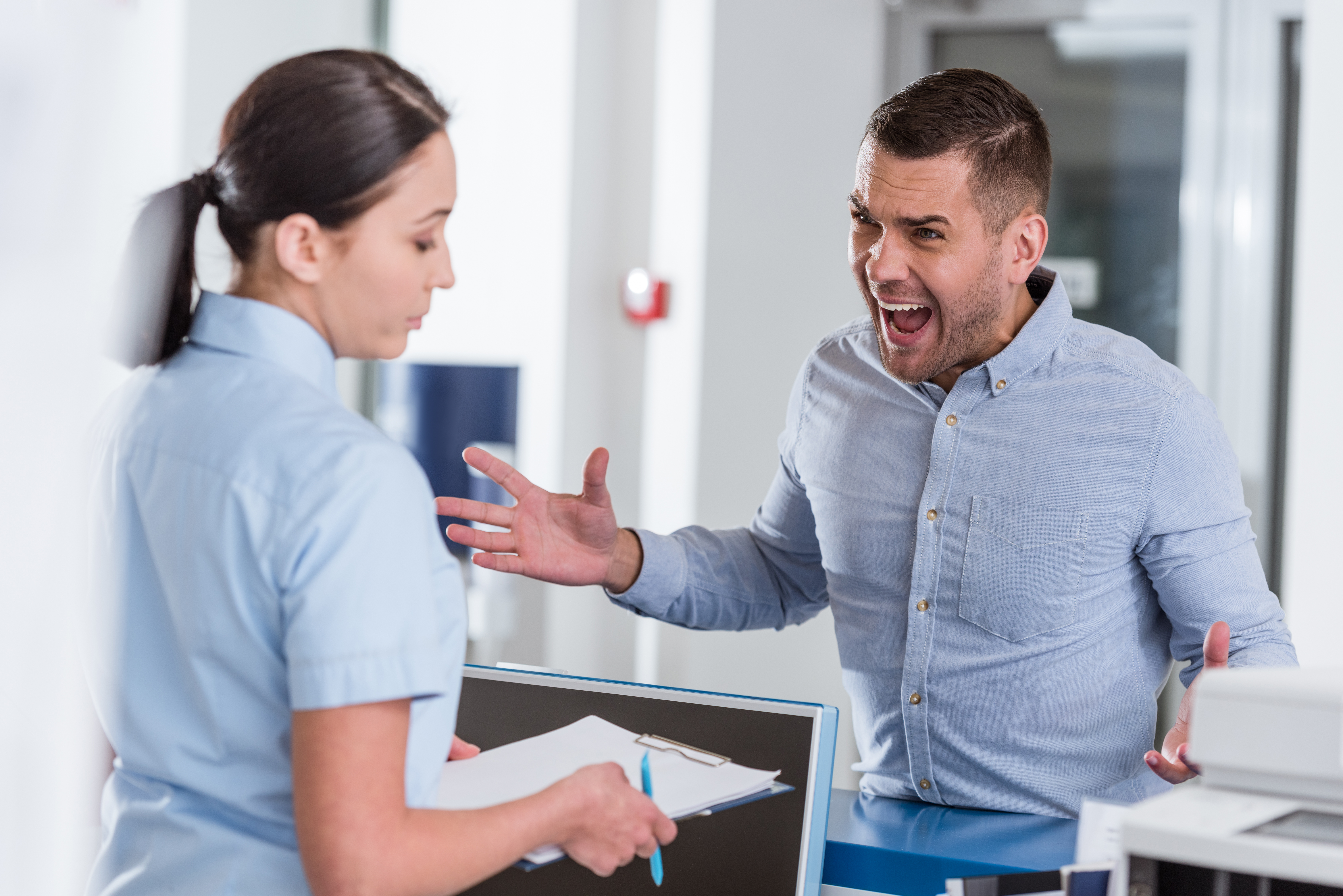 Un homme qui crie sur une femme | Source : Shutterstock