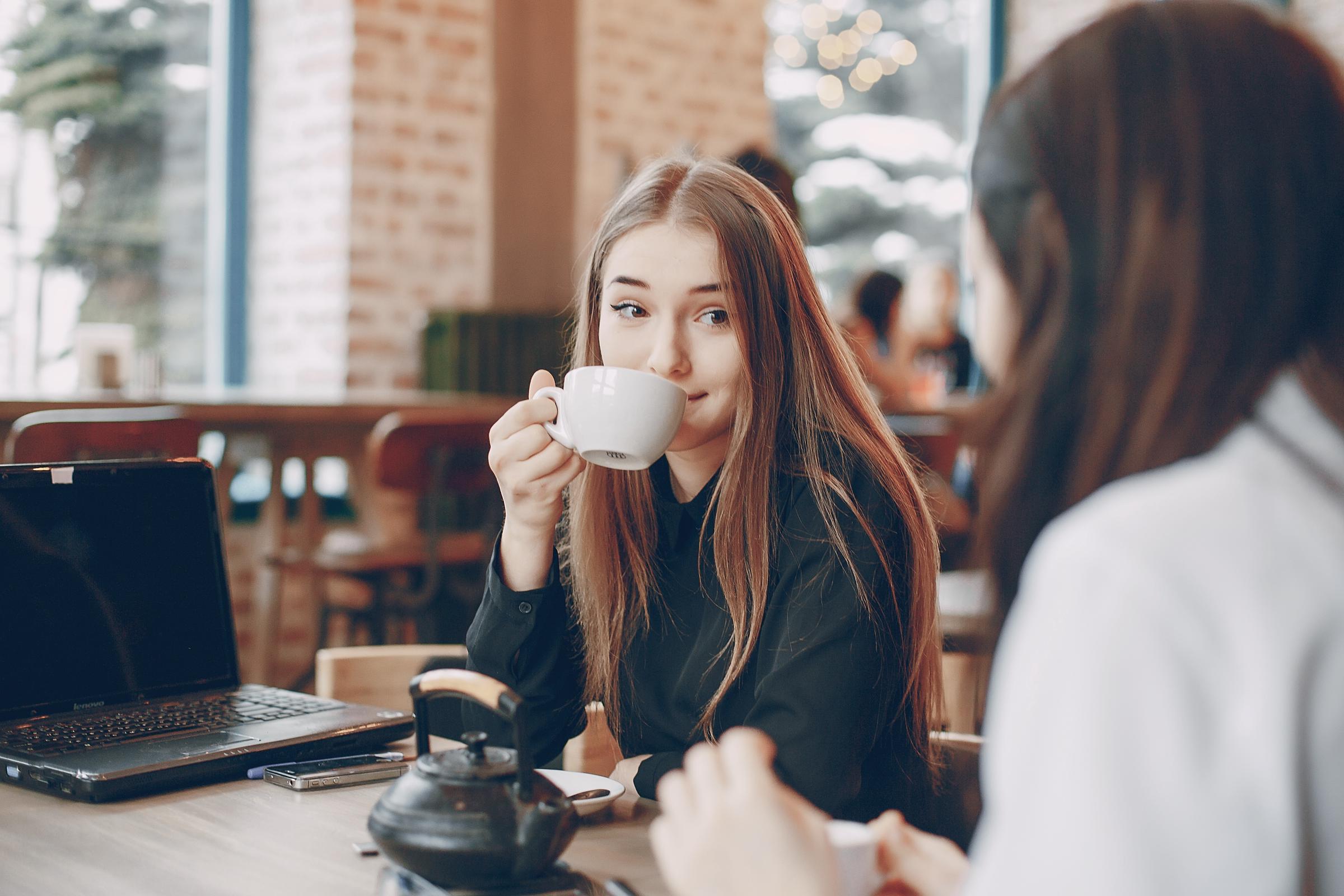 Une femme qui boit du café | Source : Freepik