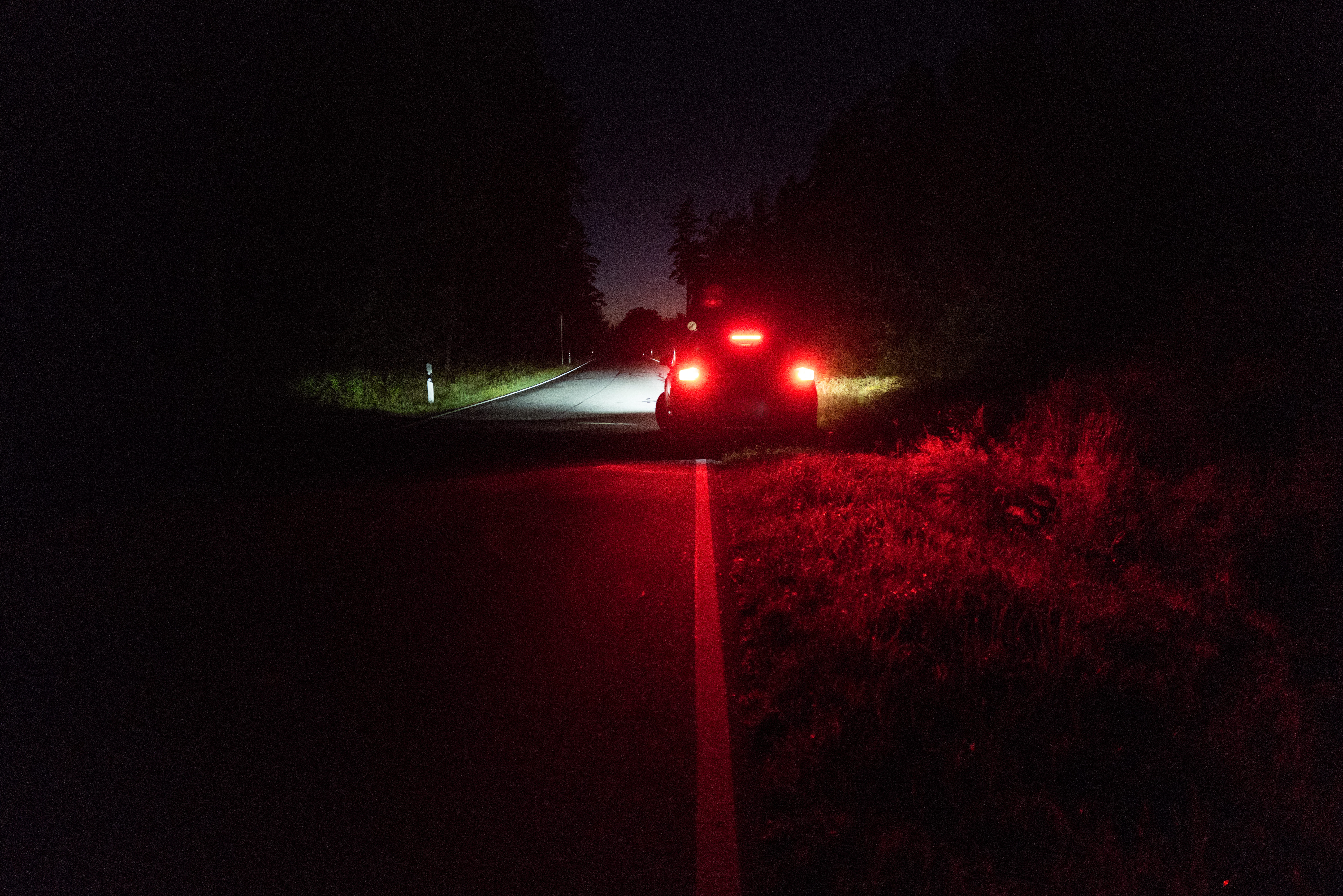 Voiture garée sur le bord de la route la nuit | Source : Getty Images