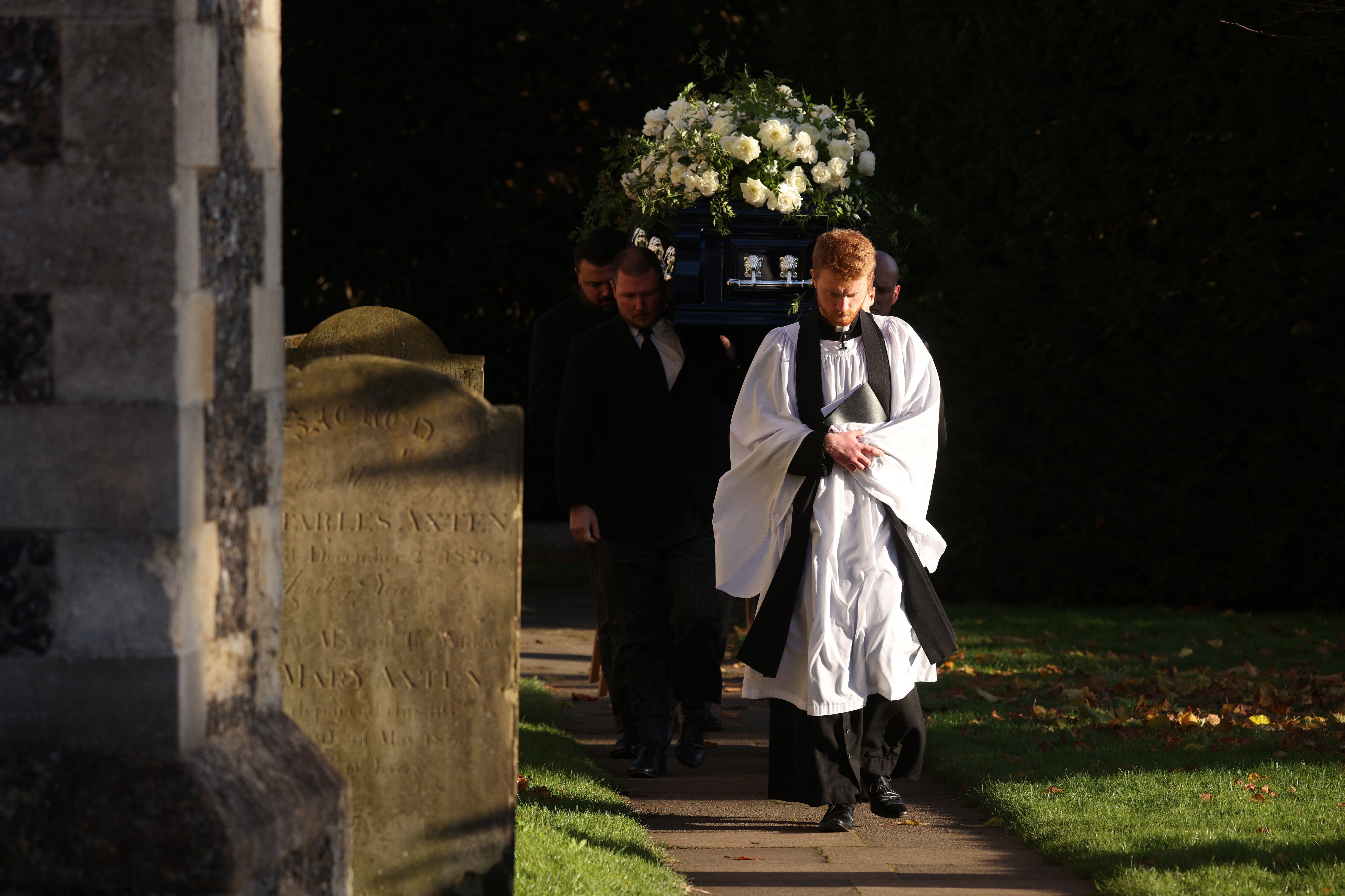 Un prêtre fait sortir le cercueil après les funérailles de Liam Payne à Amersham, au Royaume-Uni, le 20 novembre 2024 | Source : Getty Images