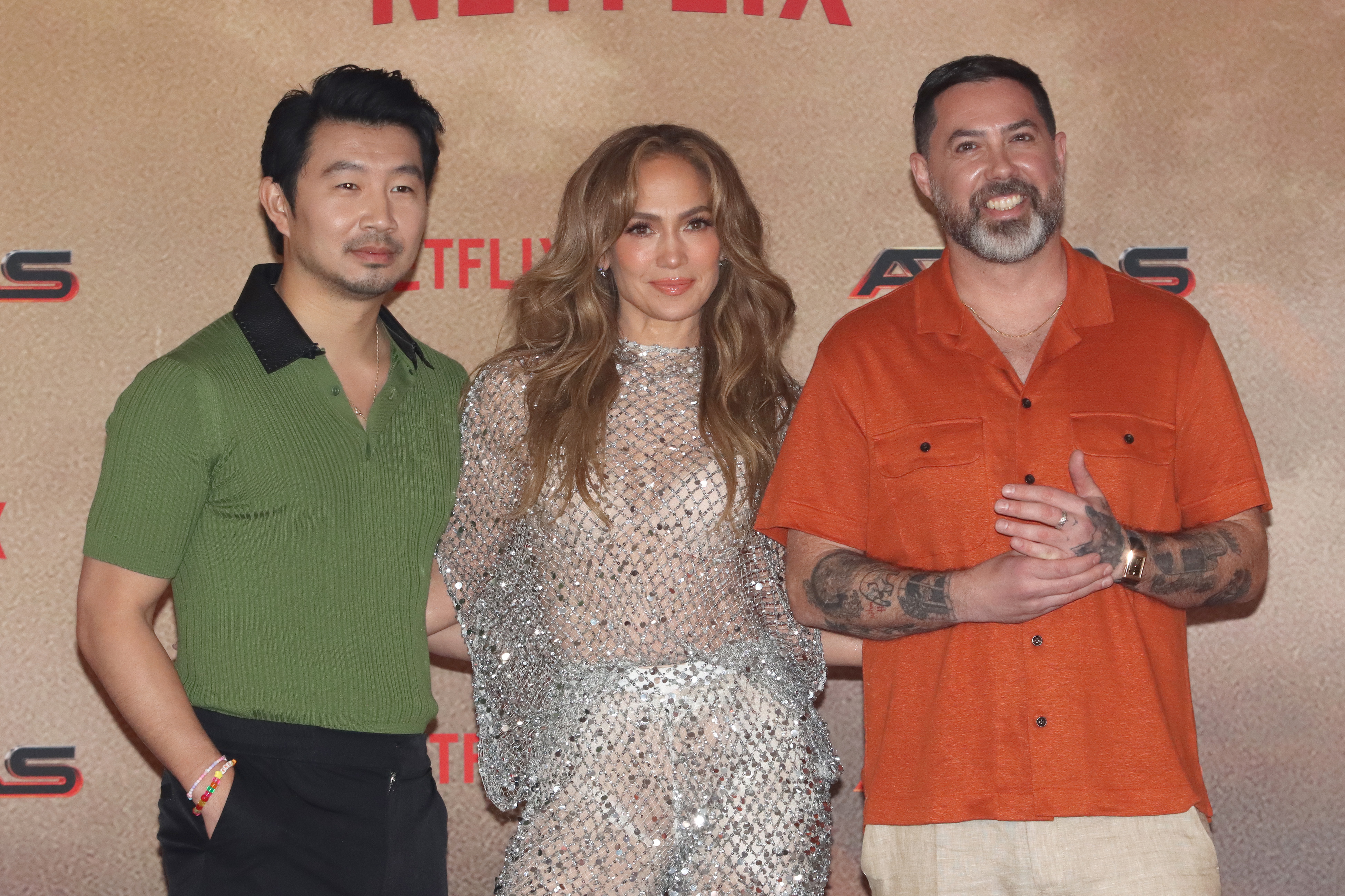 Simu Liu, Jennifer Lopez et le cinéaste Brad Peyton posent lors d'un photocall à l'hôtel St. Regis le 22 mai 2024, à Mexico, au Mexique. | Source : Getty Images