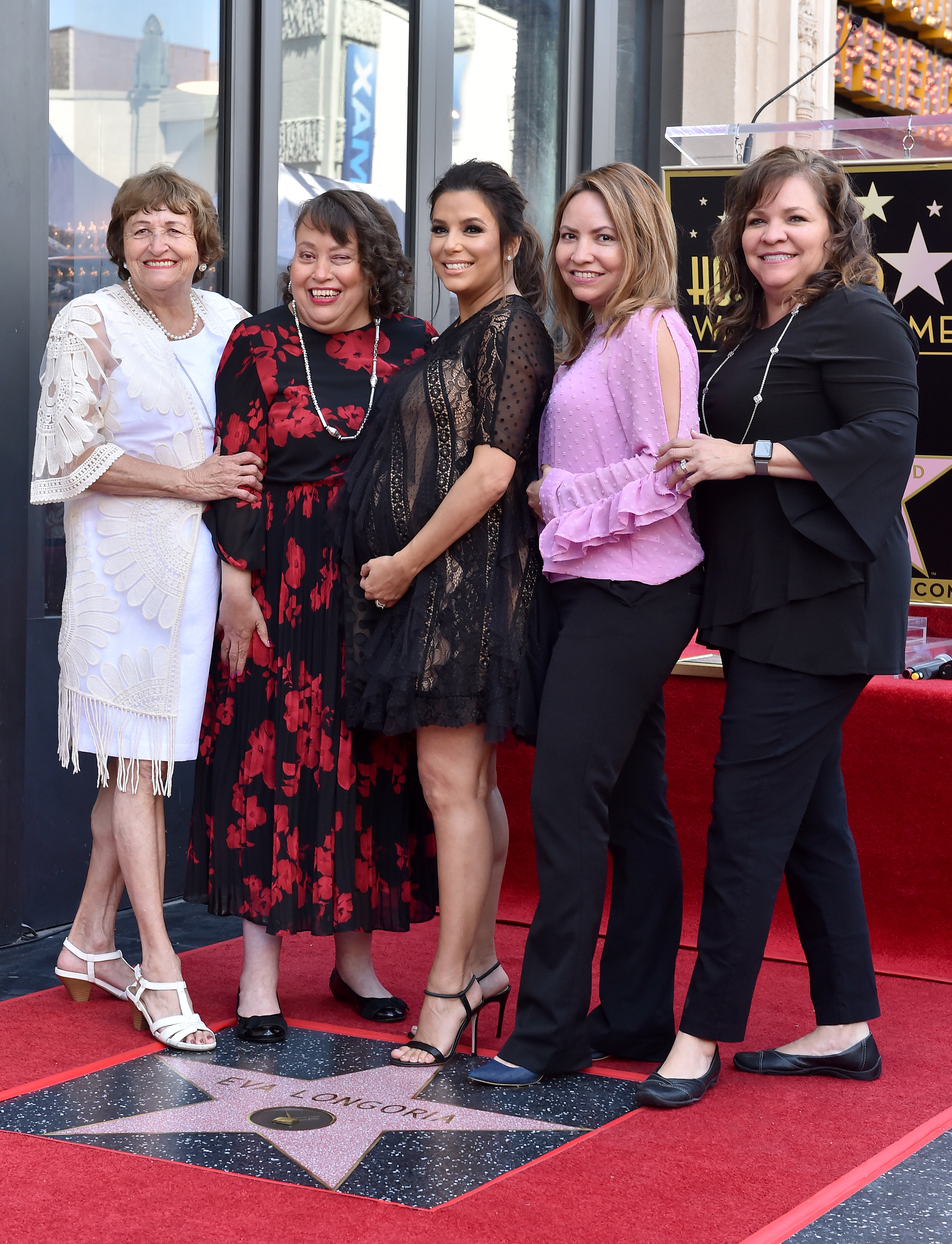 Eva Longoria, sa mère Ella Eva Mireles, et ses sœurs Esmeralda Josephina, Elizabeth Judina, et Emily Jeannette Longoria lors de la cérémonie l'honorant d'une étoile sur le Hollywood Walk of Fame, le 16 avril 2018, à Hollywood, en Californie.