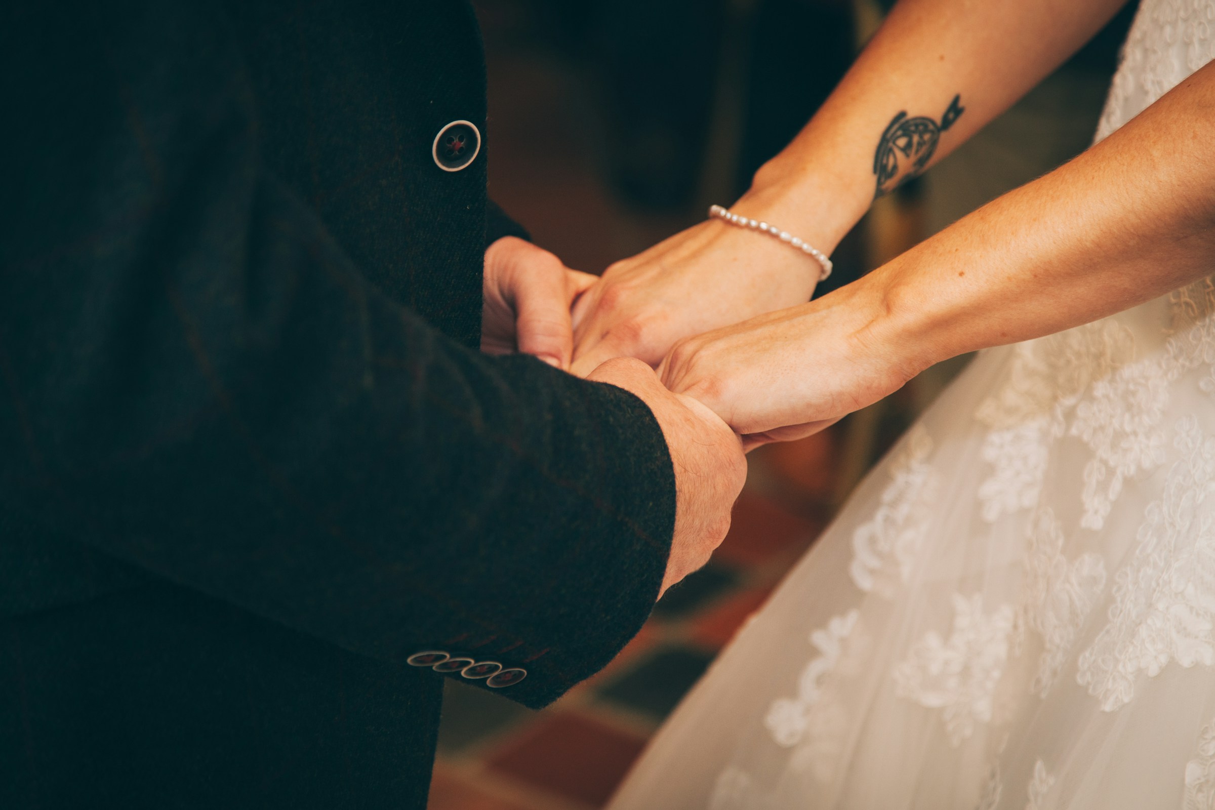 Une mariée et un marié se tenant par la main | Source : Unsplash