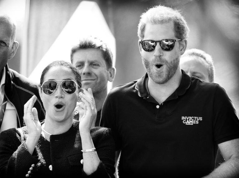 Meghan, duchesse de Sussex, et le prince Harry, duc de Sussex, réagissent en regardant le Land Rover Driving Challenge, lors du premier jour des Invictus Games 2020 au Zuiderpark, le 16 avril 2022 à La Haye, aux Pays-Bas. | Source : Getty Images