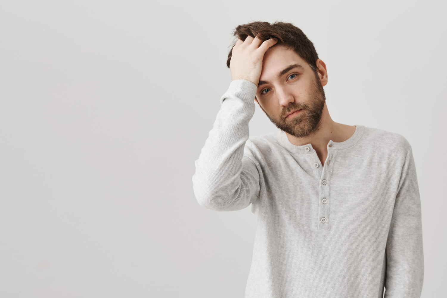 Un homme en détresse | Source : Freepik