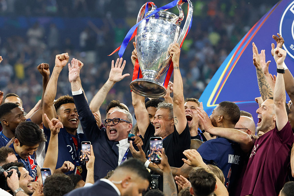 Desire Doue, Luis Campos, manager du PSG, et Luis Enrique, entraîneur du PSG, durant la cérémonie de remise de trophée après la finale de l'UEFA Champions League 2025 entre le Paris Saint-Germain (PSG) et le FC Internazionale Milano (Inter Milan) à l'hôtel de ville de Paris. | Source : Getty Images