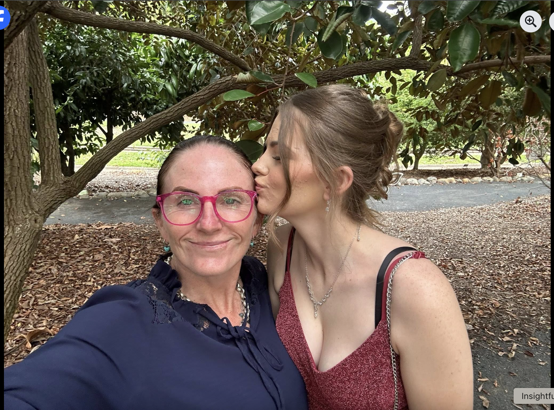 Pheobe Bishop est photographiée en train d'embrasser sa mère, Kylie Johnson, sur une photo datée du 18 mai 2025 | Source : Facebook/kyliezbishop