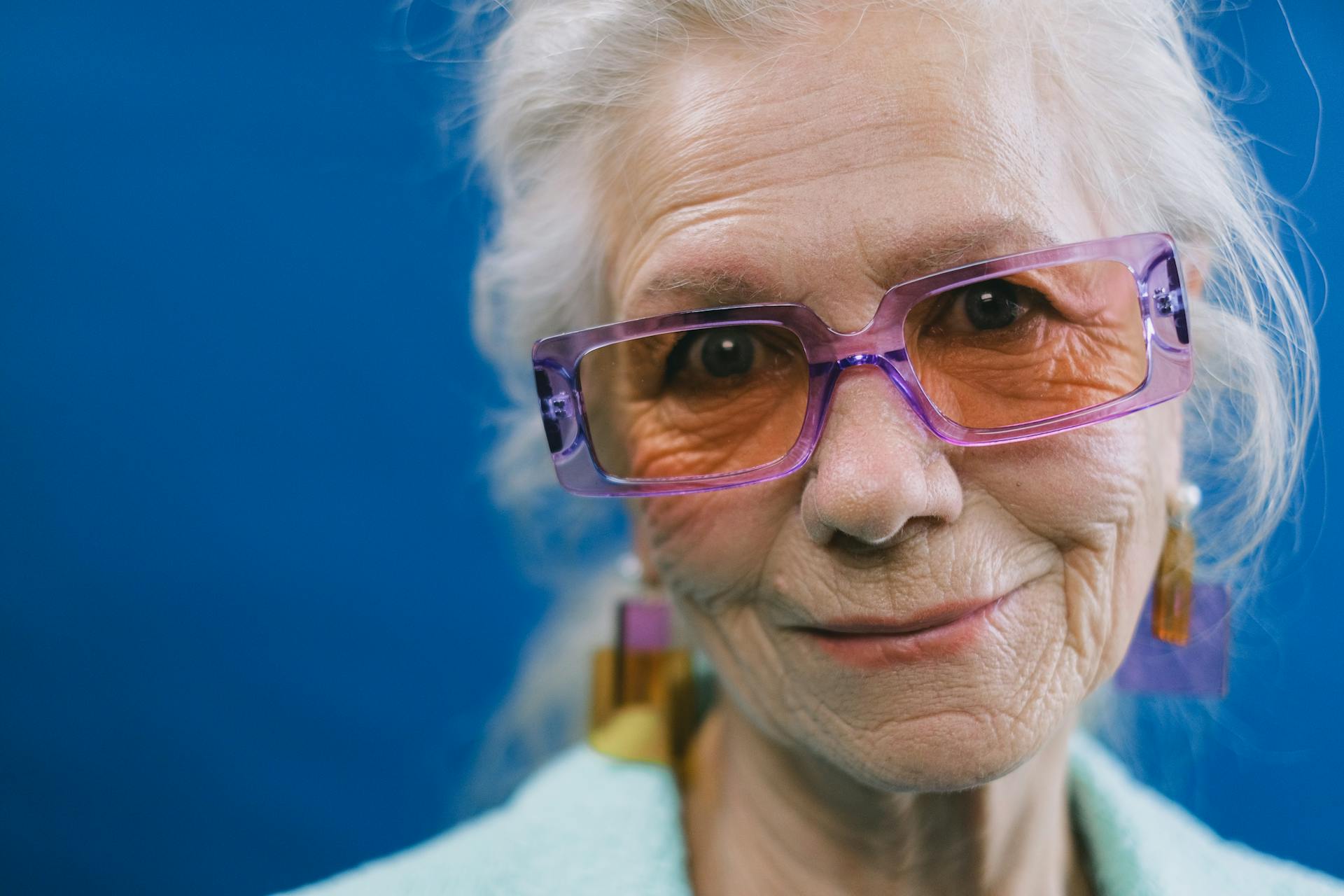Une dame âgée joyeuse qui sourit à quelqu'un | Source : Pexels