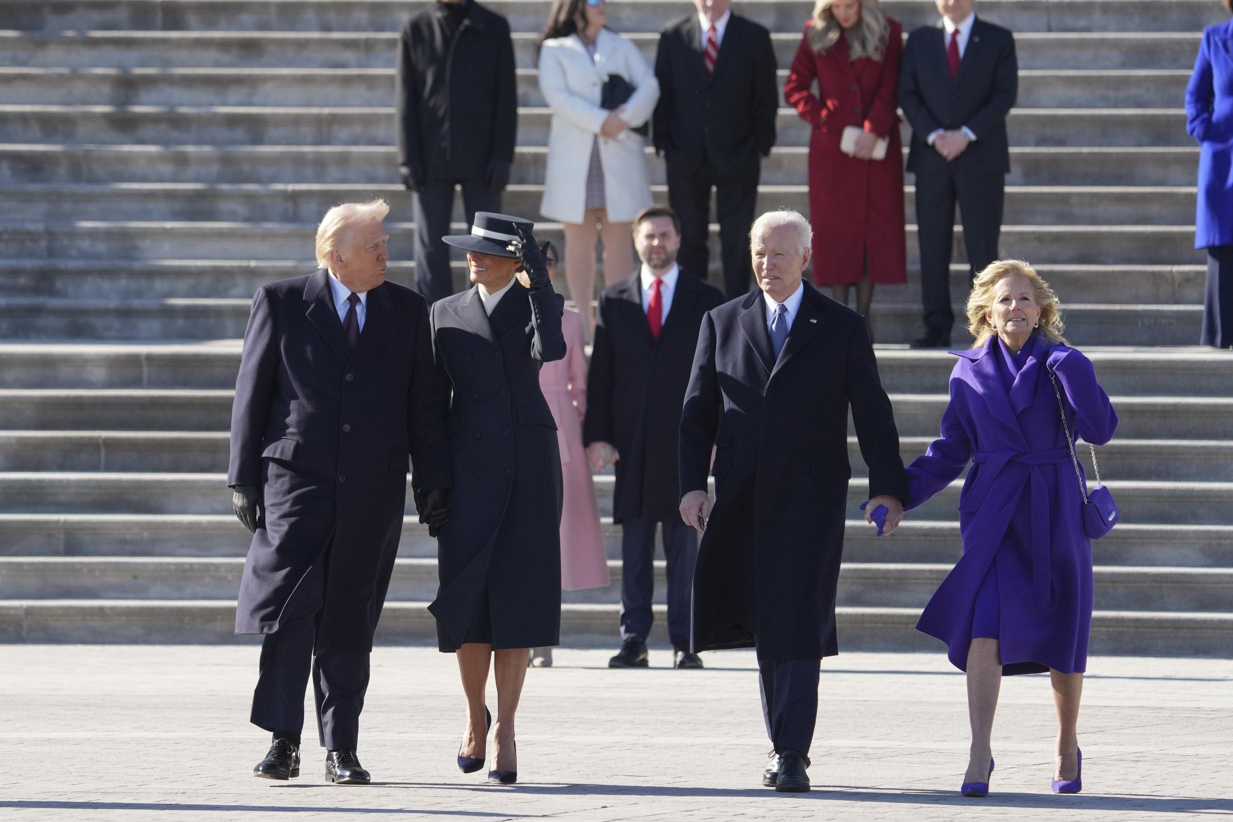 Donald Trump et Melania Trump accompagnent Joe Biden et Jill Biden jusqu'à un hélicoptère des Marines américains alors que les Biden quittent le Capitole des États-Unis | Source : Getty Images