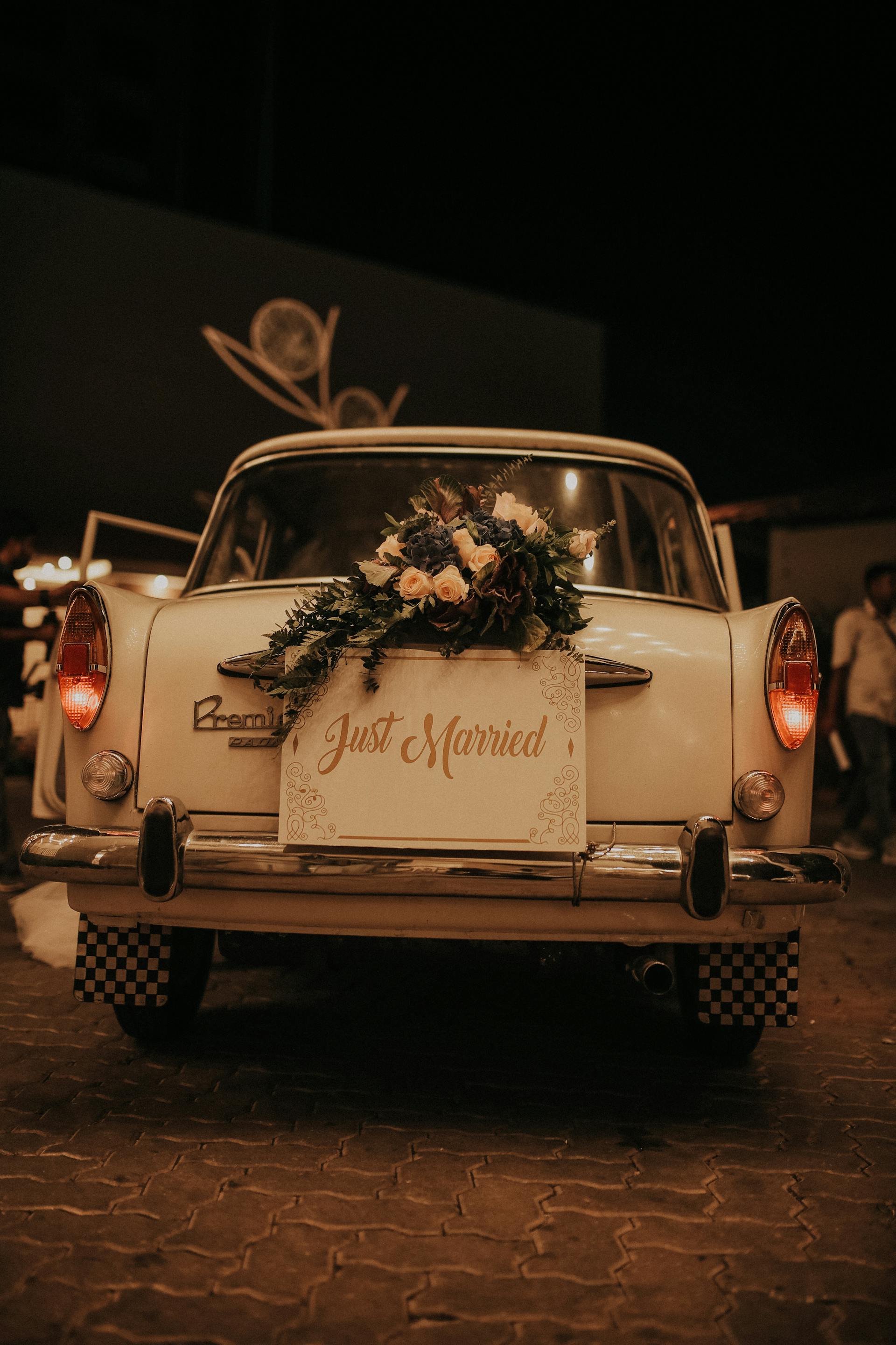 Panneau 'Just Married' sur une voiture vintage | Source : Pexels