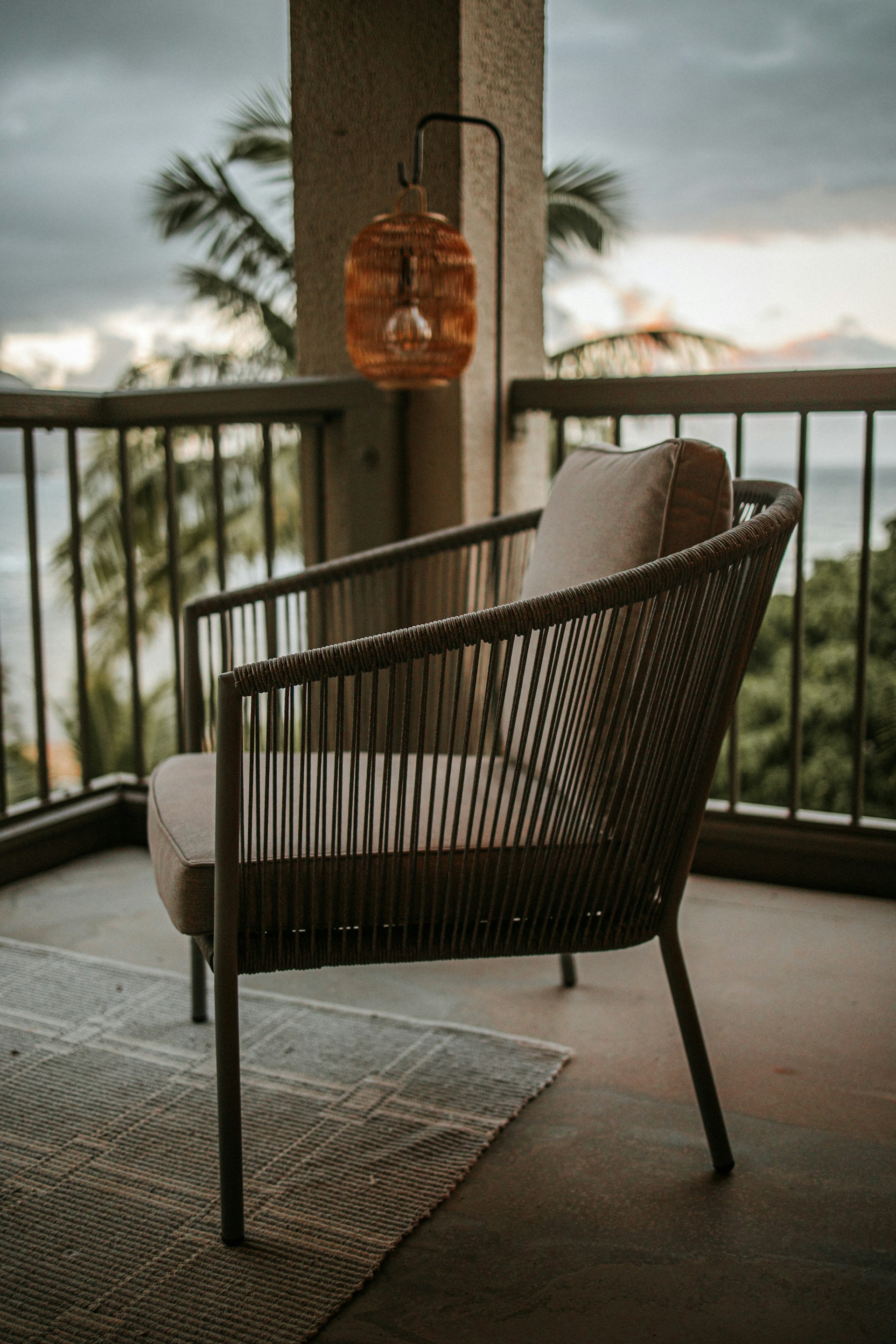 Une chaise vide sur le porche | Source : Unsplash