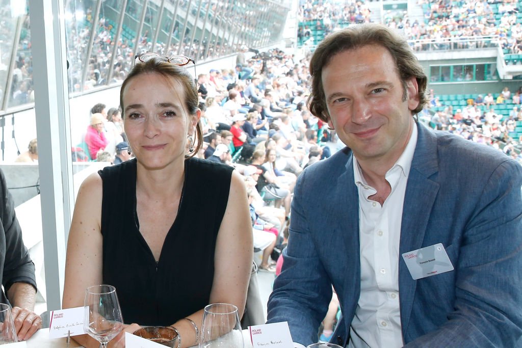 Delphine Ernotte et le journaliste François Busnel assistent au déjeuner "France Télévision" lors de l'Open de France de tennis 2017. | Photo : Getty Images