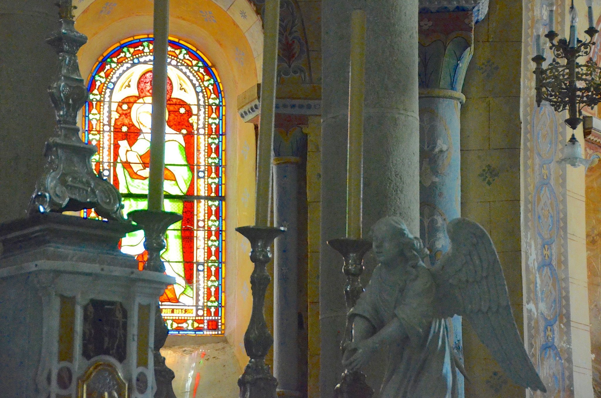 L'intérieur de l'église d'Artonne. l Source: Flickr