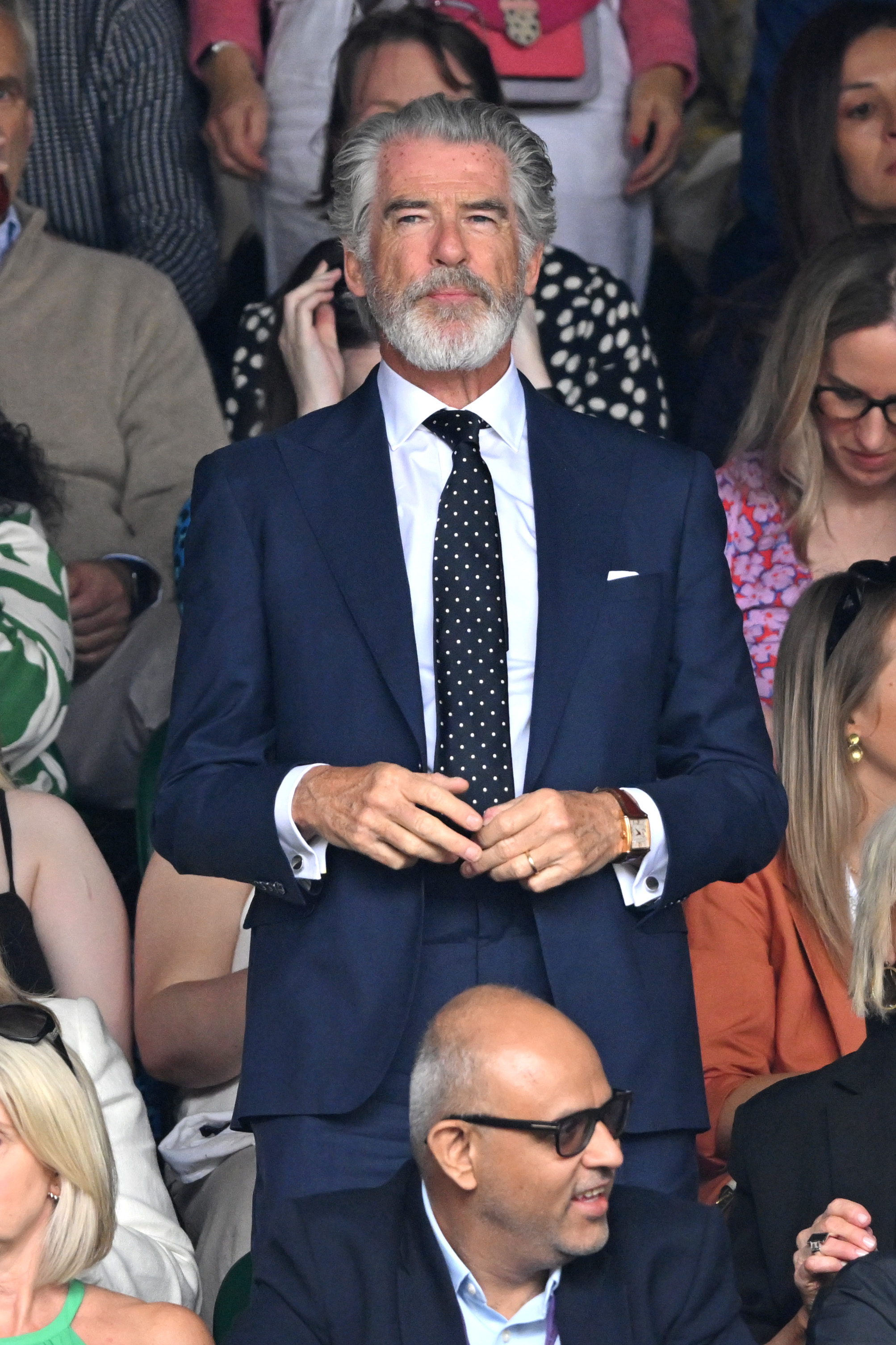 Pierce Brosnan au bord du court lors de la treizième journée des championnats de tennis de Wimbledon, le 13 juillet 2024, à Londres, en Angleterre. | Source : Getty Images