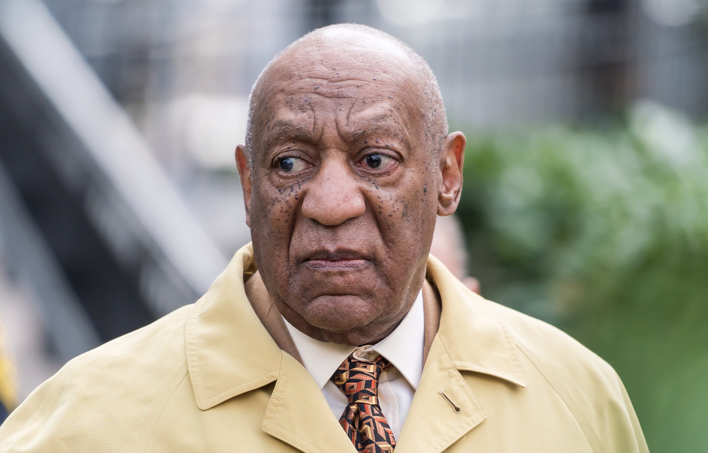 Bill Cosby quitte le palais de justice du comté de Montgomery le 27 février 2017 à Norristown, en Pennsylvanie. | Photo : Getty Images