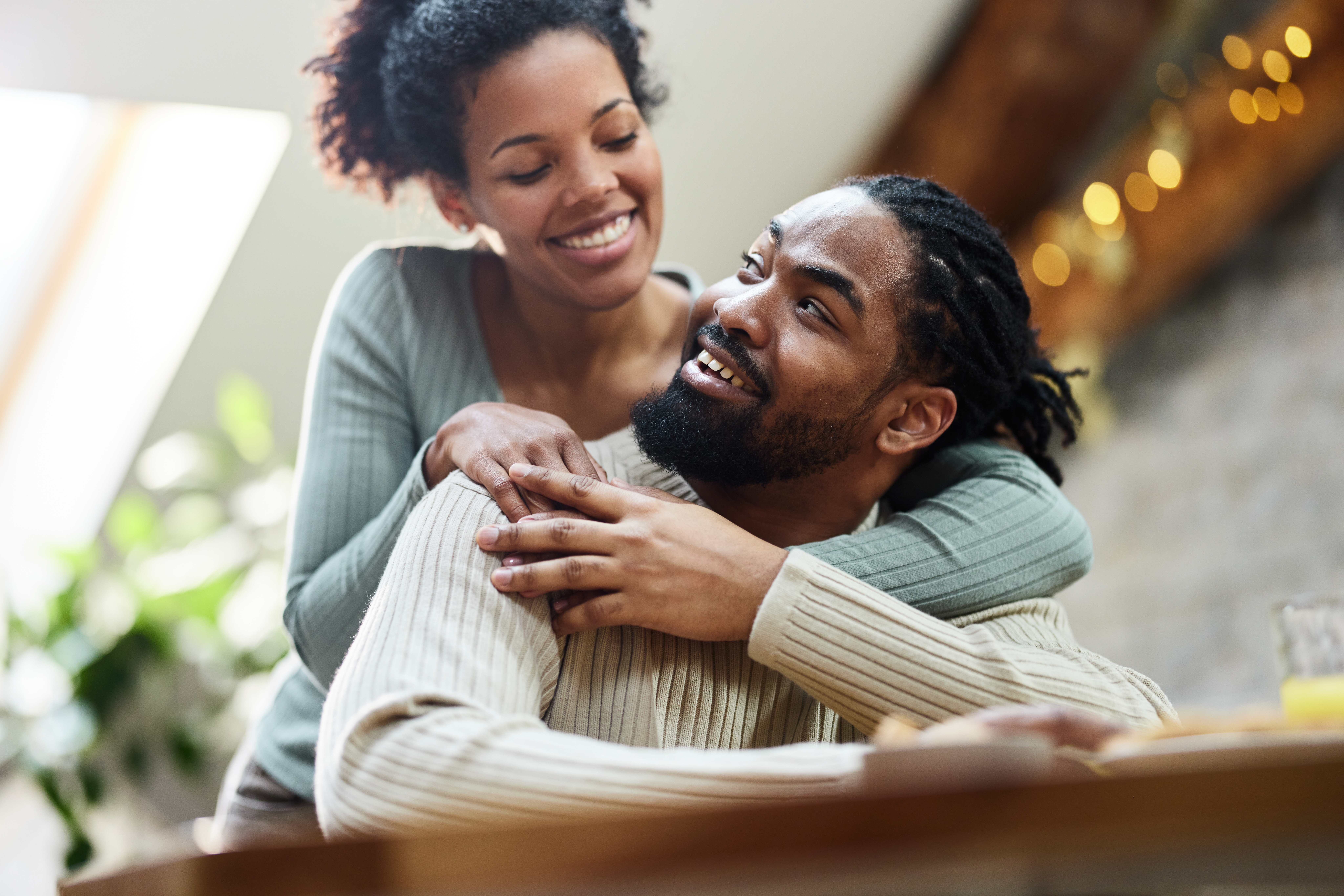 Un couple noir heureux discute pendant la matinée à la maison | Source : Getty Images
