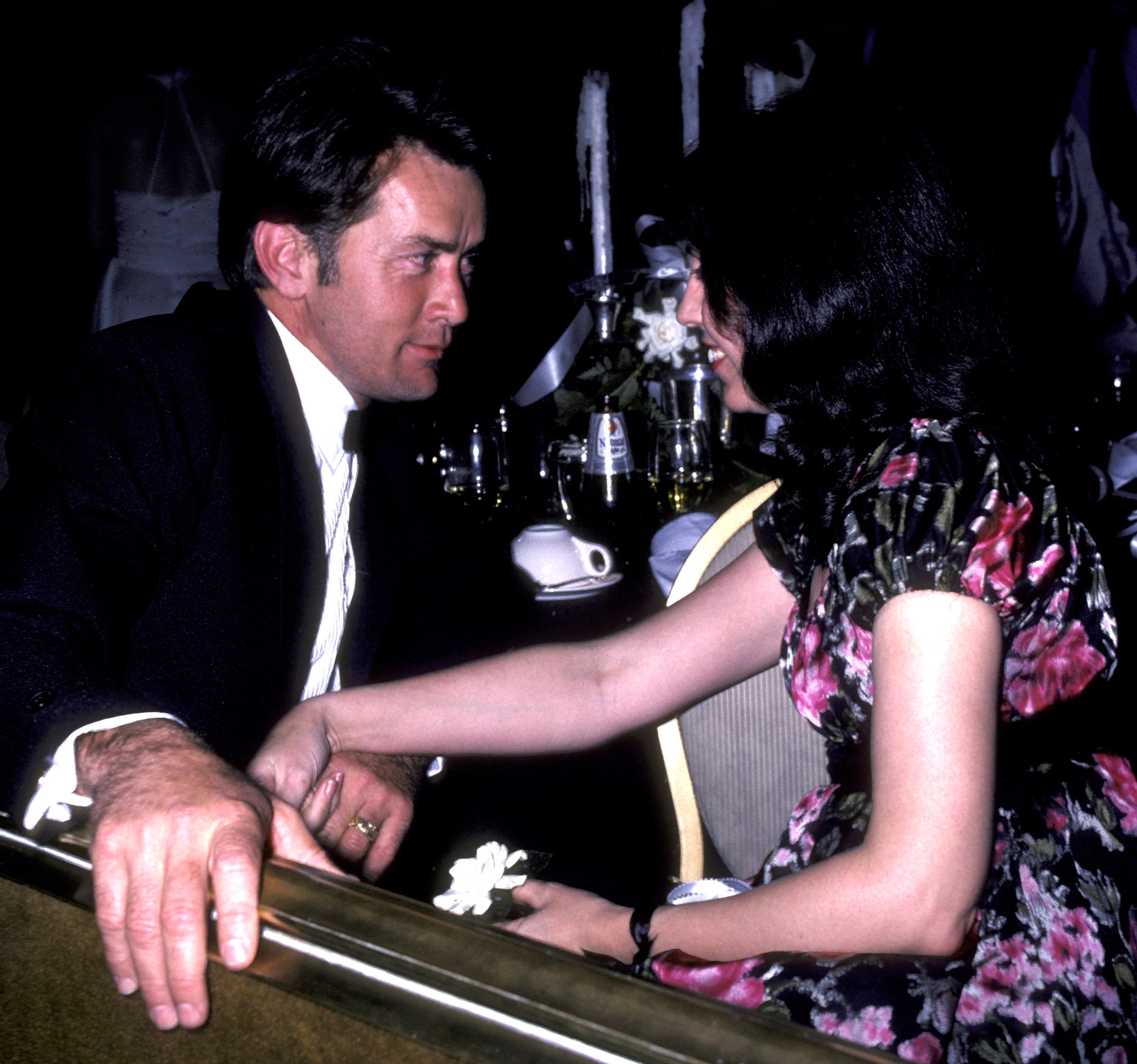 L'acteur Martin Sheen et sa femme Janet Sheen assistent au Insight Gala Honoring Jack Albertson le 21 mars 1981 au Beverly Hilton Hotel à Beverly Hills, Californie | Source : Getty Images