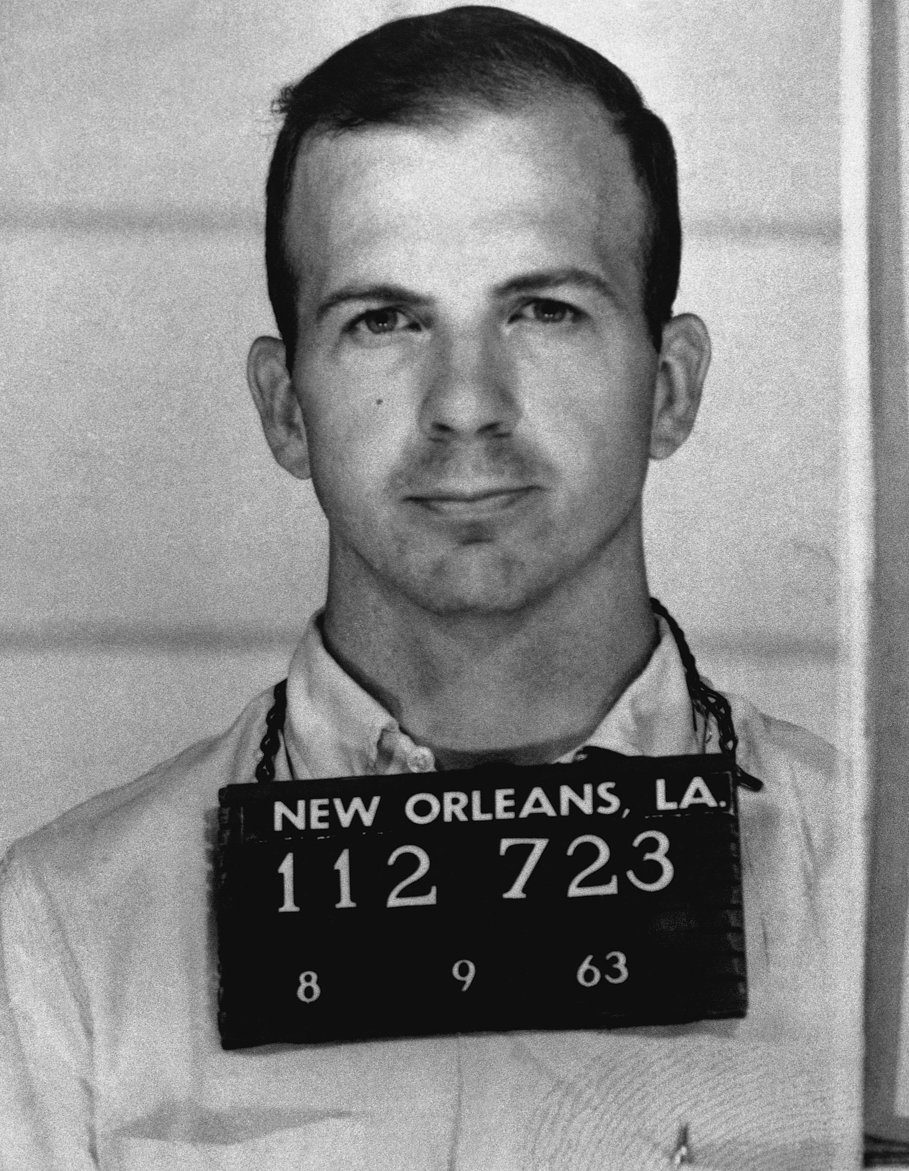 Lee Harvey Oswald sur une photo de police après avoir été arrêté pour avoir protesté contre la politique américaine à Cuba, le 8 août 1963 | Source : Getty Images