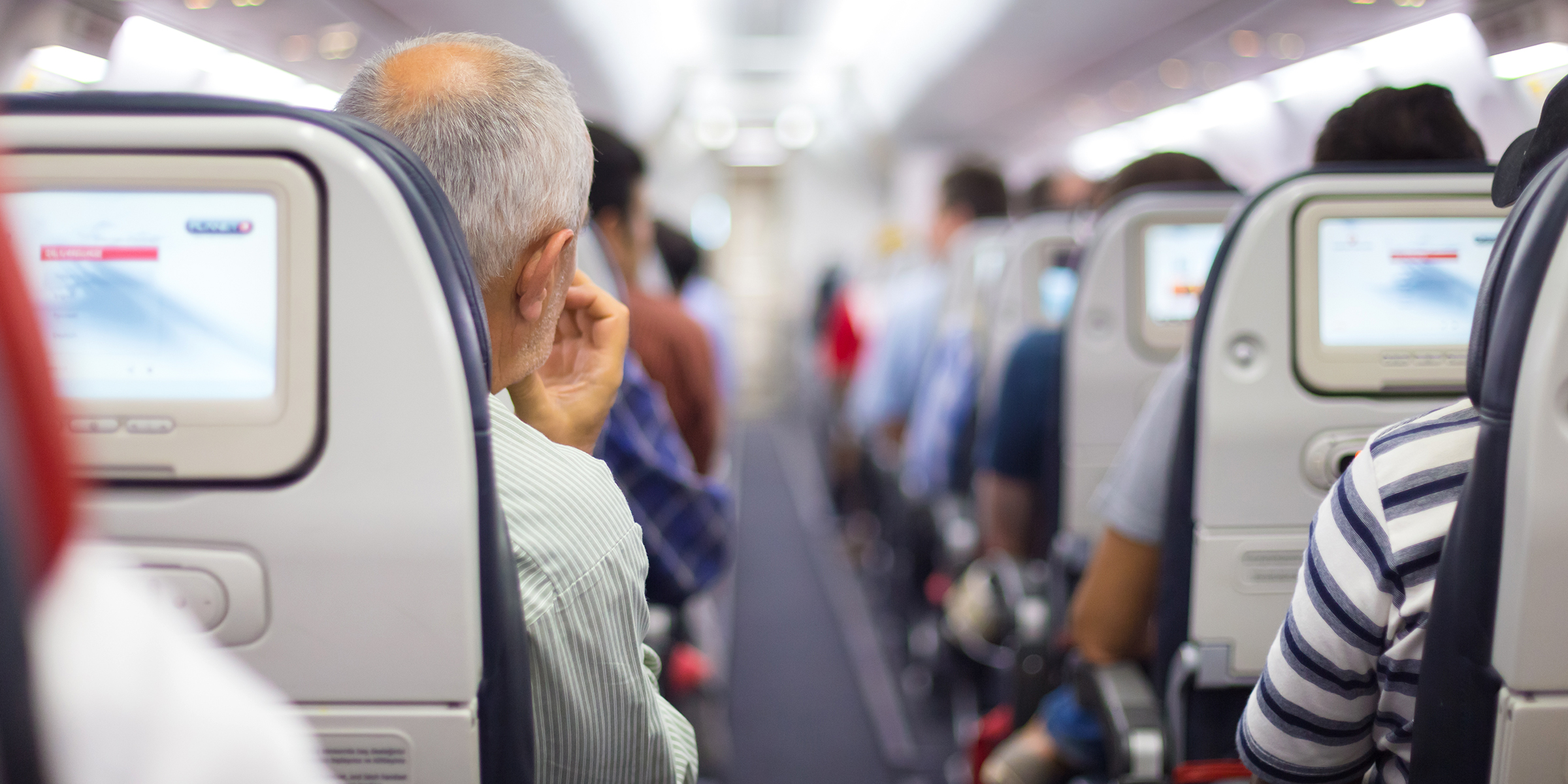 Passagers assis dans un avion | Source : Shutterstock