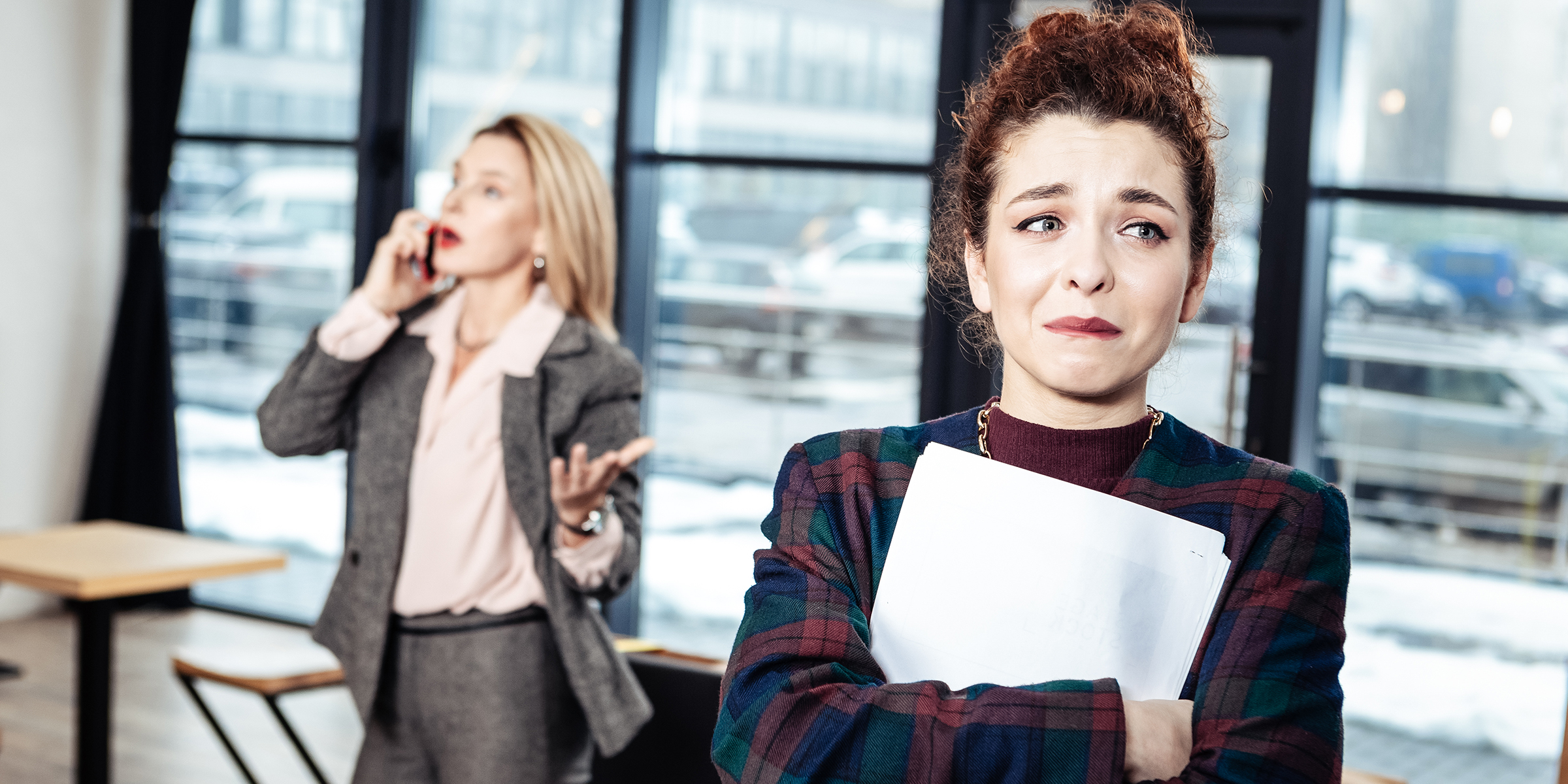 Une femme anxieuse devant son patron | Source : Shutterstock