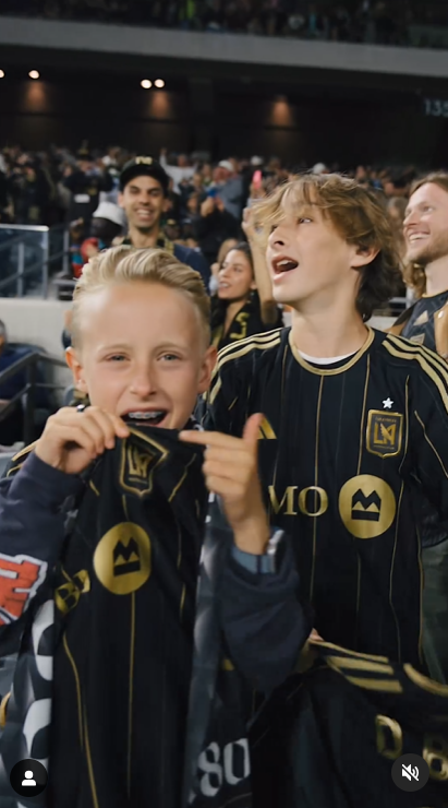 Les fils d'Owen Wilson, Finn et Ford, vus dans une vidéo partagée sur Instagram en avril 2024 | Source : Instagram/lafc