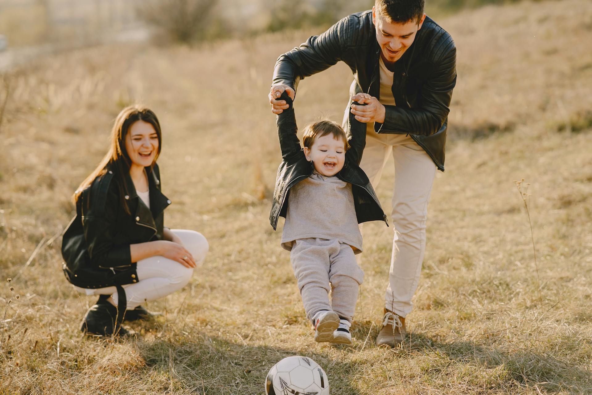 Une petite famille qui s'amuse ensemble | Source : Pexels