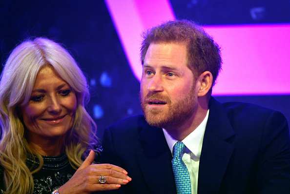  Prince Harry, le duc de Sussex réagit à côté du présentateur de télévision Gaby Roslin alors qu'il prononce un discours lors des WellChild Awards | Photo: Getty Images