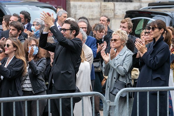 Victoria Bedos, Nicolas Bedos, Muriel Robin, Anne Le Nen et Doria Tillier assistent aux funérailles de Guy Bedos. | Photo : Getty Images.