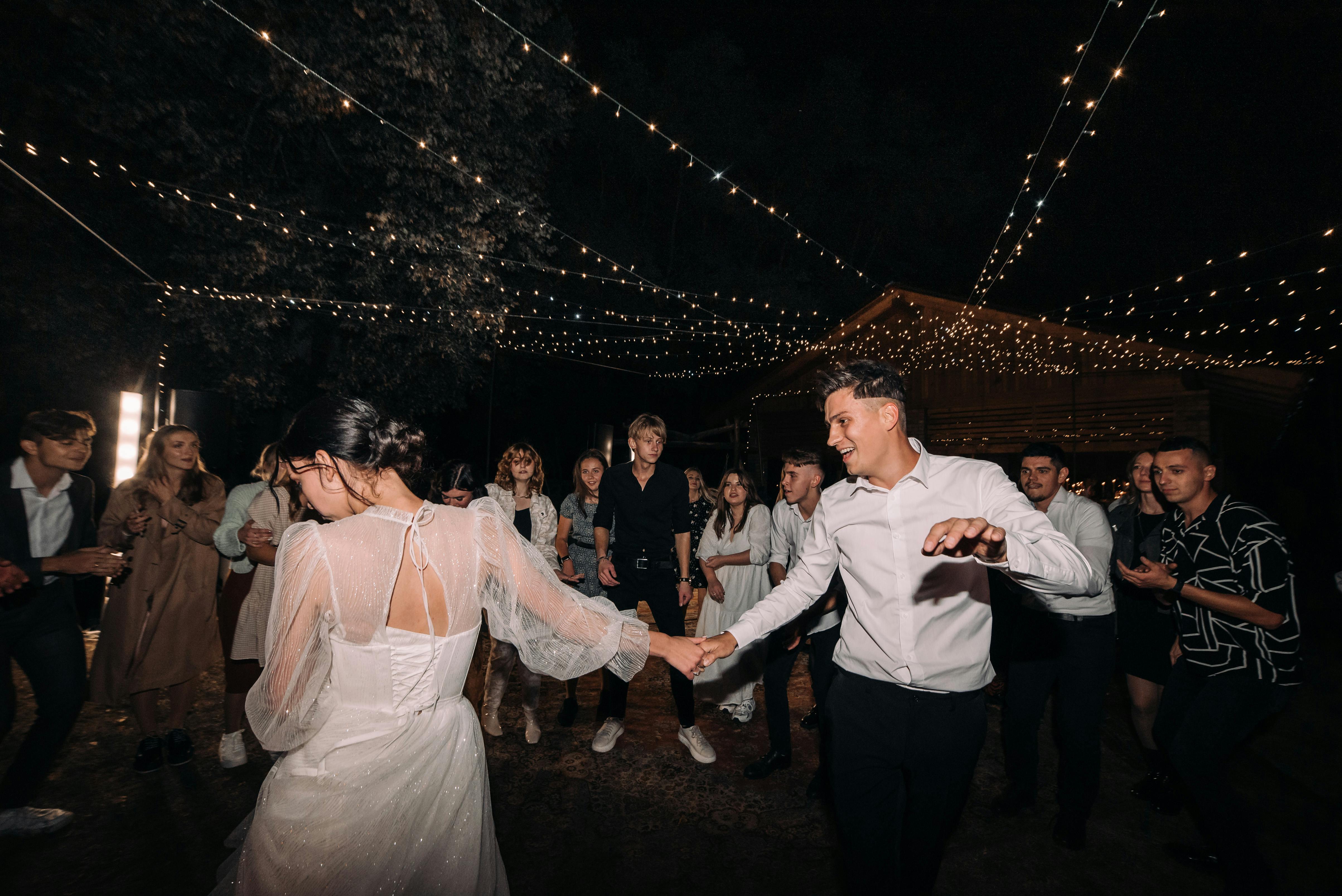 Un couple danse à son mariage sous le regard des invités | Source : Pexels