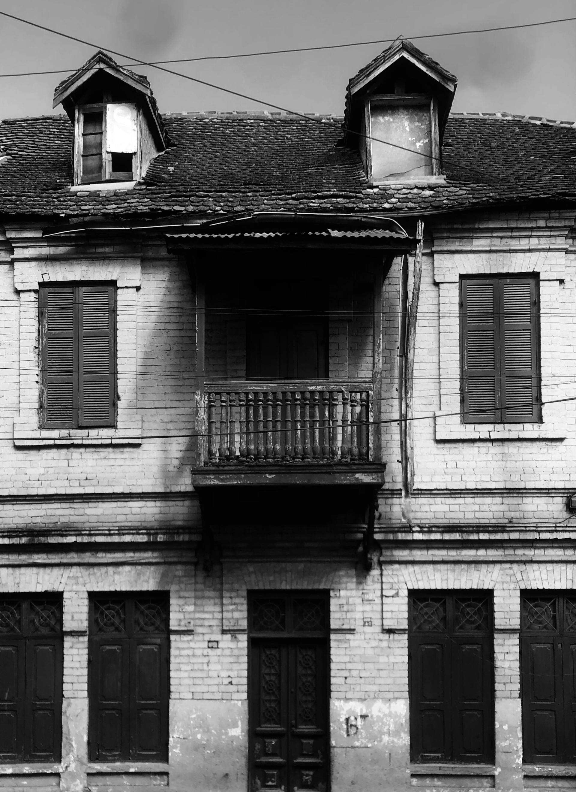Une maison délabrée à deux étages | Source : Pexels