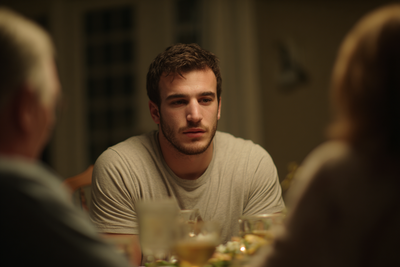 Un homme prenant la parole lors d'un repas de famille | Source : Midjourney