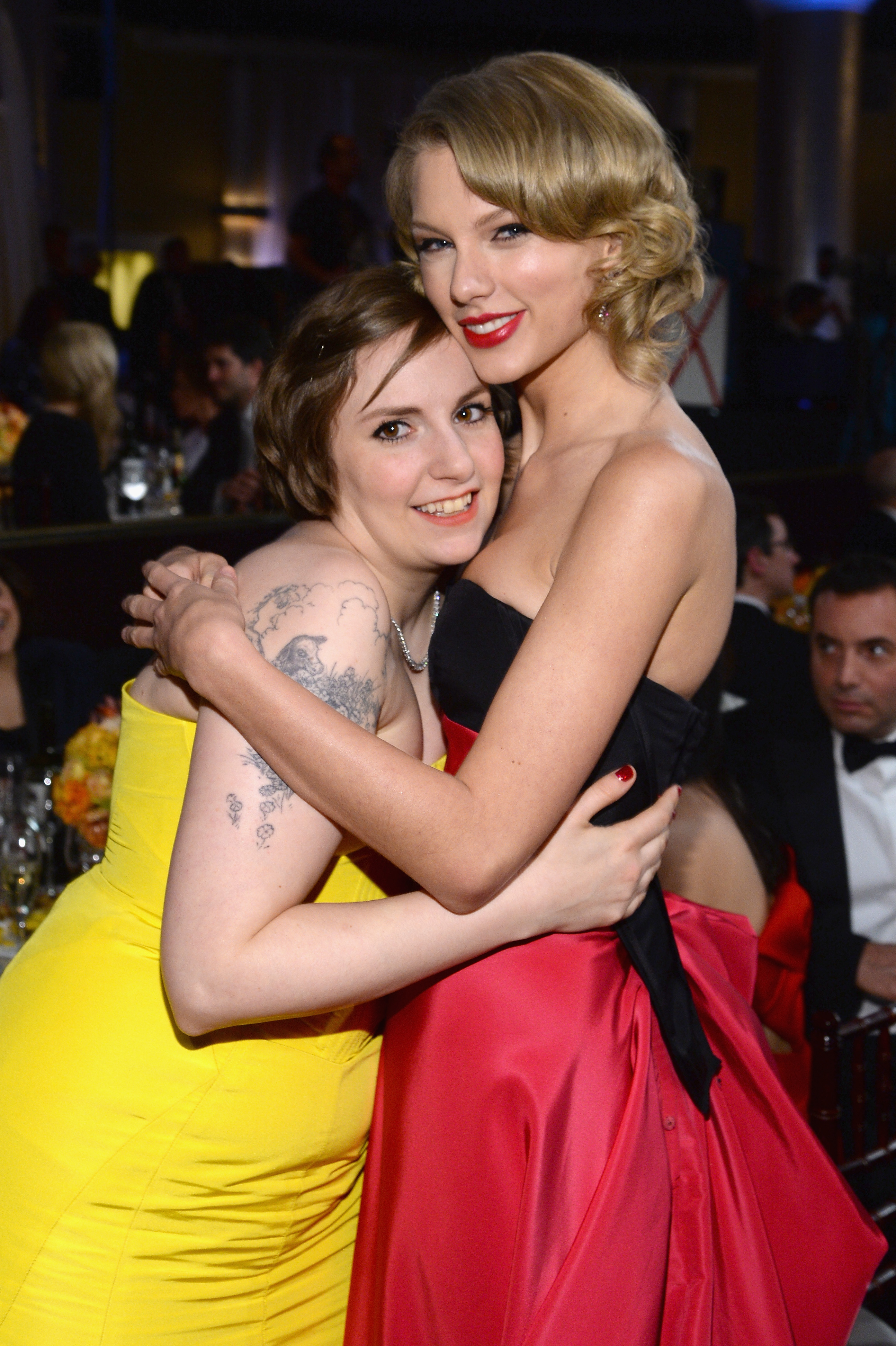 L'amitié de longue date entre Lena Dunham et Taylor Swift a donné un peu plus de contexte aux infos selon lesquelles elle aurait prononcé l'un des discours les plus commentés du dîner de répétition. Sa blague aurait laissé les invités