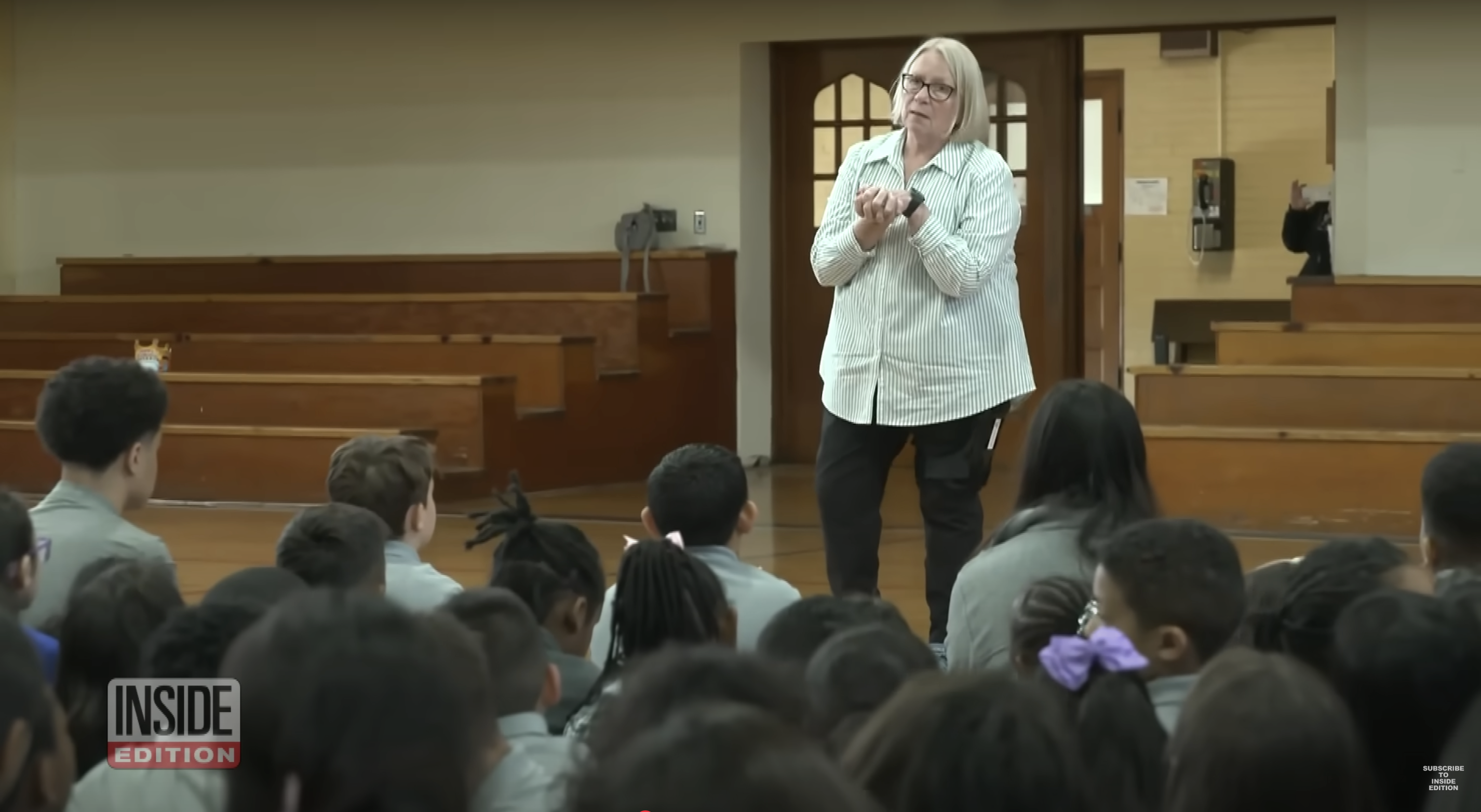 L'ancienne camarade de classe du pape Léon XIV, Nicole Niece, est photographiée en train de parler à de jeunes élèves dans une vidéo datée du 10 mai 2025 | Source : YouTube/InsideEdition