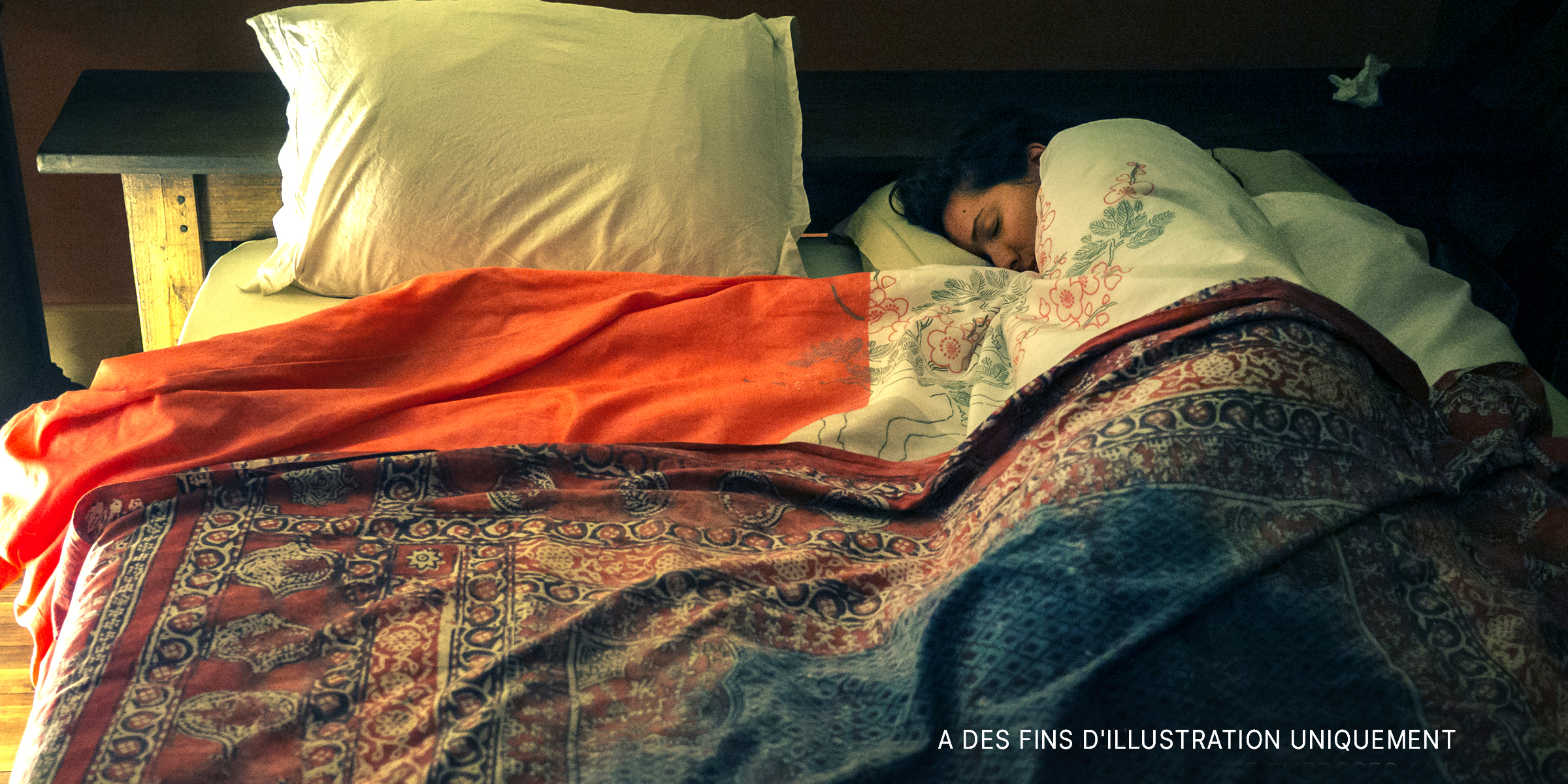 Une femme dormant seule dans son lit | Source : Getty Images