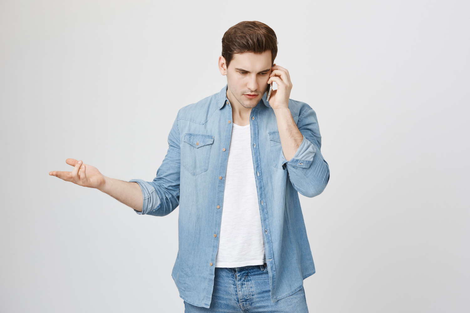 Un homme frustré qui parle au téléphone | Source : Freepik