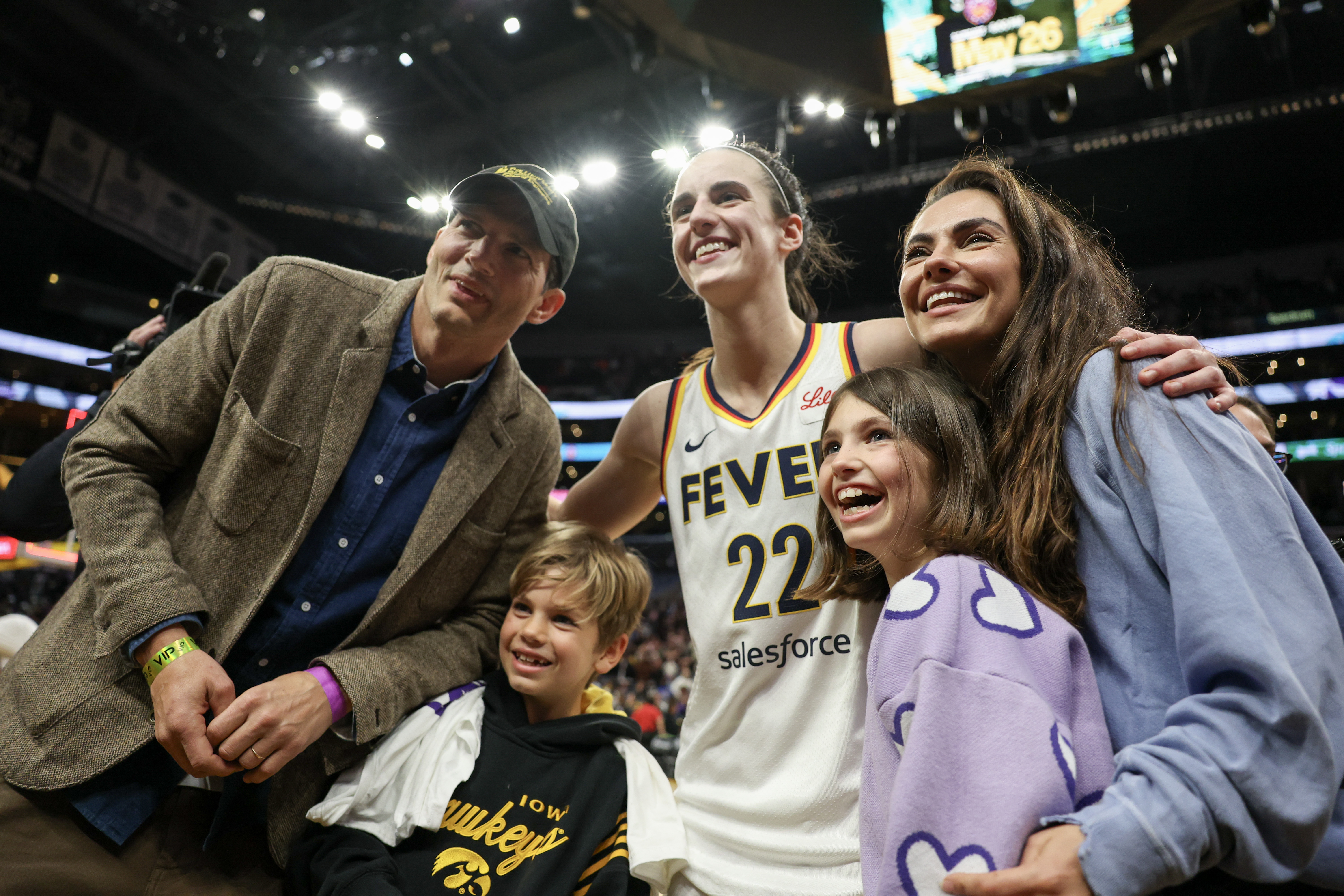 Ashton Kutcher, Mila Kunis, et leurs enfants, posent avec Caitlin Clark #22 des Indiana Fever le 24 mai 2024 | Source : Getty Images