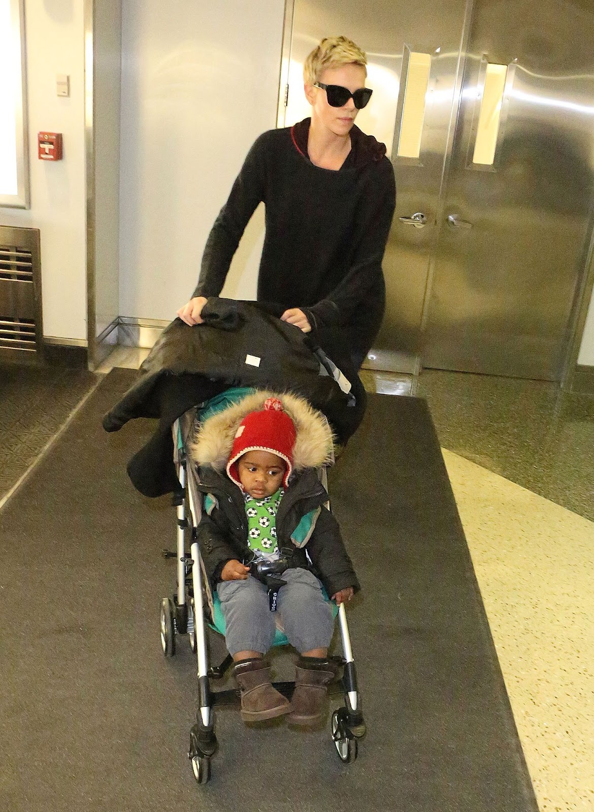 Charlize Theron et sa fille Jackson Theron repérées à l'aéroport international de Logan le 16 mars 2013, à Boston, Massachusetts. | Source : Getty Images