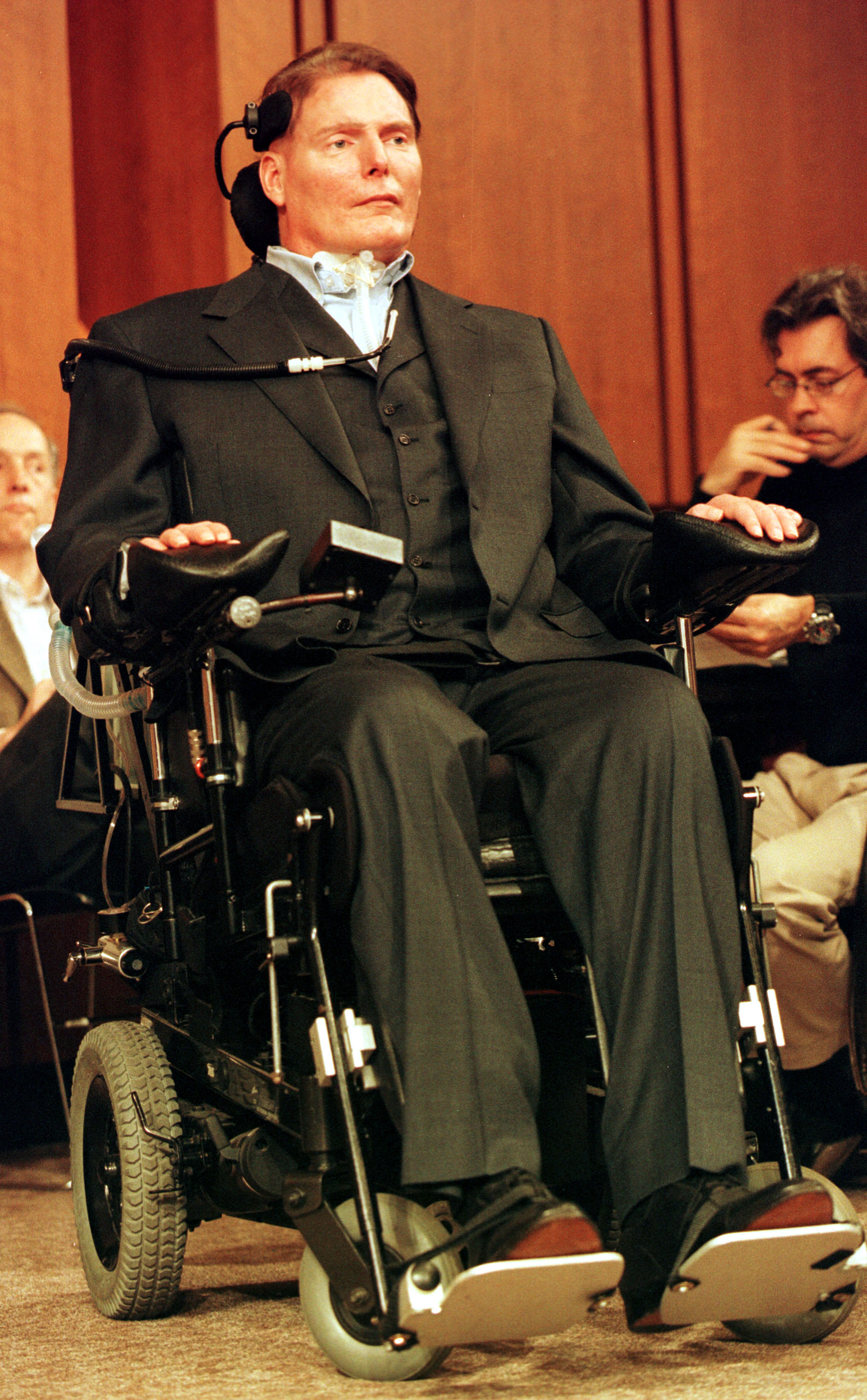 Christopher Reeve avant une audience sur la recherche sur les cellules souches, le 26 avril 2000, sur la colline du Capitole à Washington, D.C. | Source : Getty Images