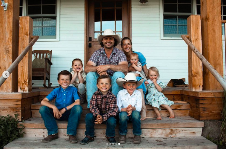 Daniel et Hannah Neeleman posant pour une photo avec leurs enfants, postée le 14 juin 2021 | Source : Instagram/ballerinafarm