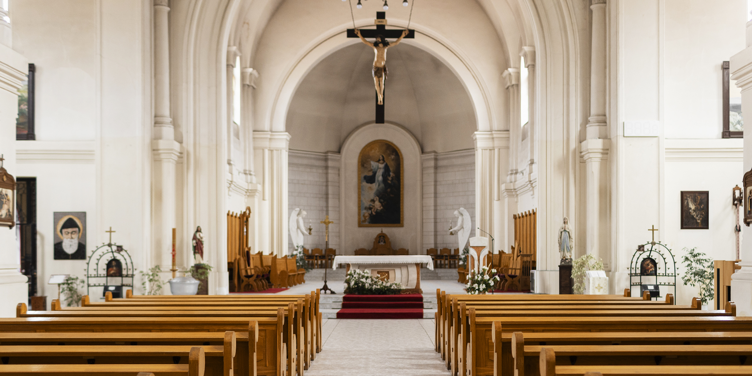 Une église décorée pour un mariage | Source : Freepik