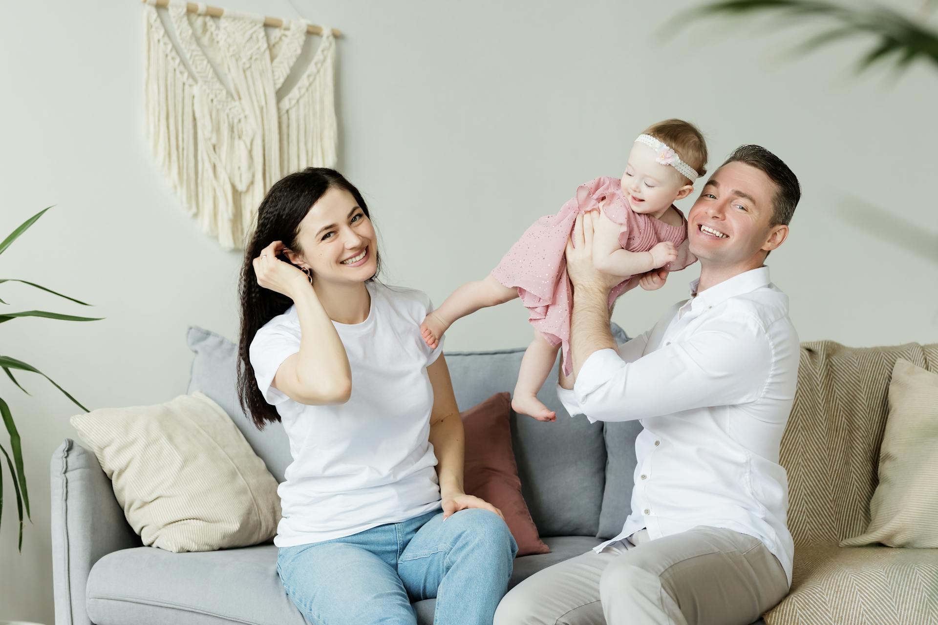 Un couple avec son bébé | Source : Pexels