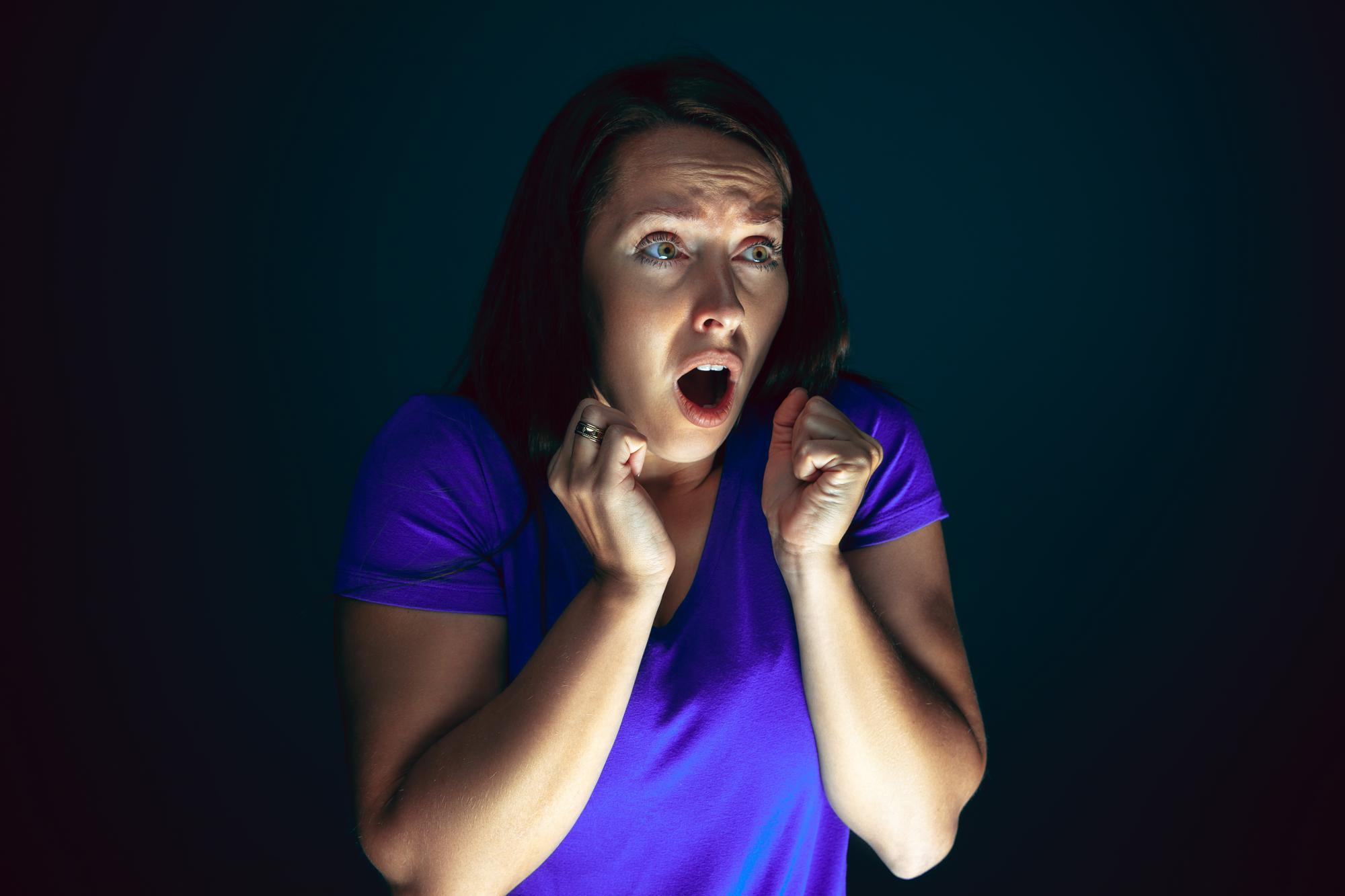 Une femme réagissant en état de choc à quelque chose | Source : Freepik
