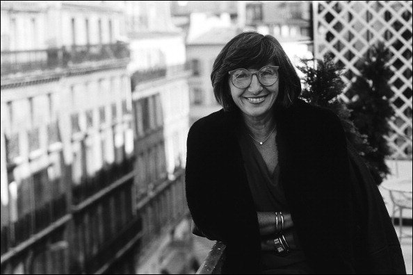 Françoise Xenakis à la maison, en gros plan À Paris, France Le 21 septembre 1986. | Photo : Getty Images