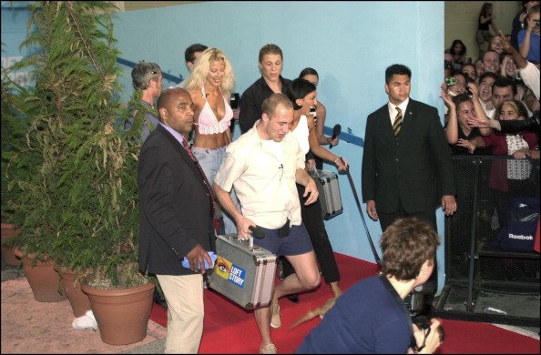 Fin de l'émission de télévision française "Loft Story" le 7 mai 2001, France. Jean Edouard, Laure, Christophe et Loana. | Photo : Getty Images.