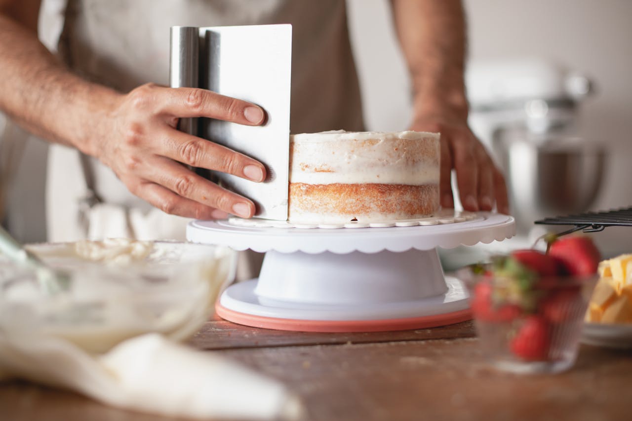 Photo recadrée d'un homme en train de préparer un gâteau | Source : Pexels