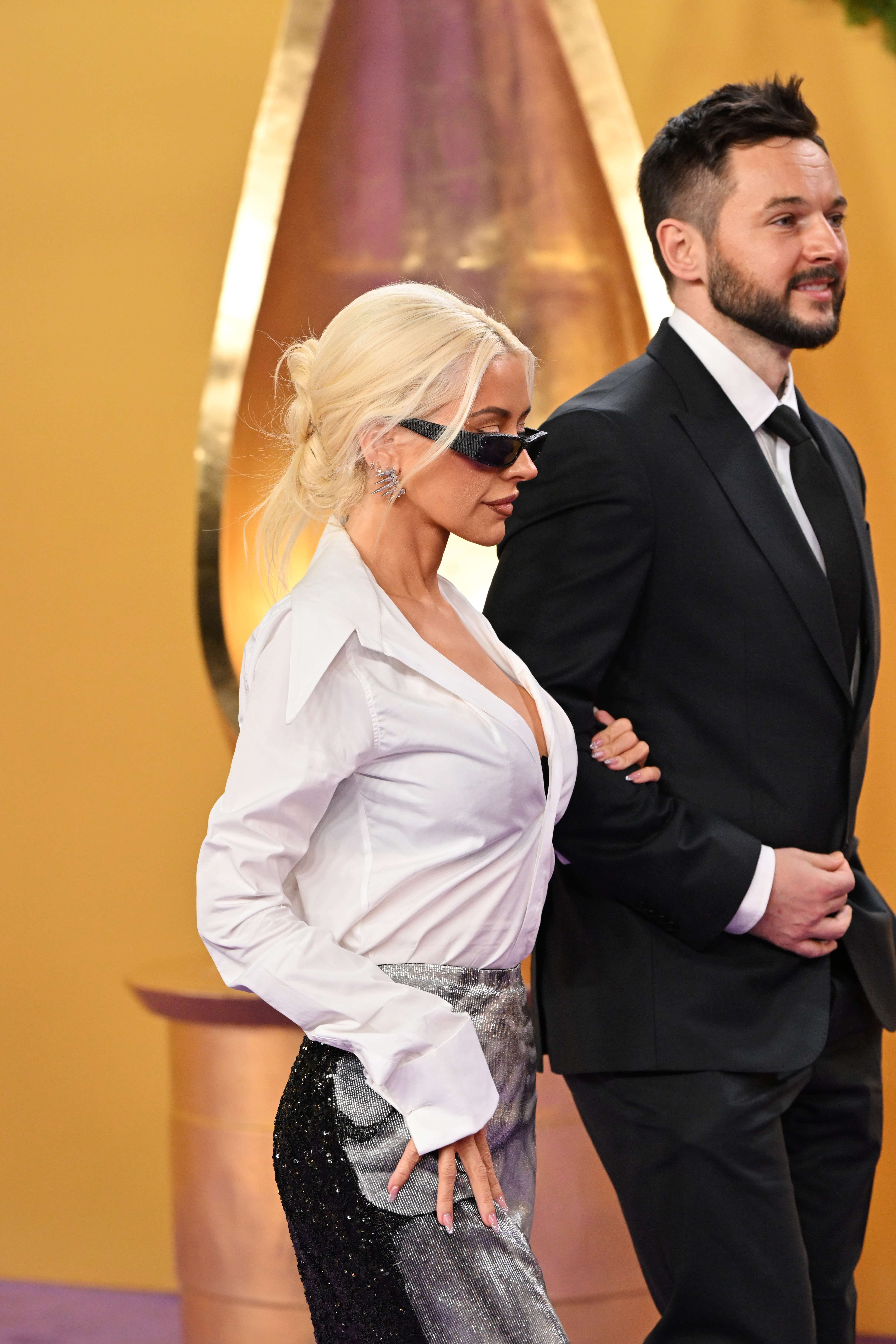 Christina Aguilera et Matthew Rutler marchent lors de la cérémonie des 2025 Joy Awards. | Source : Getty Images